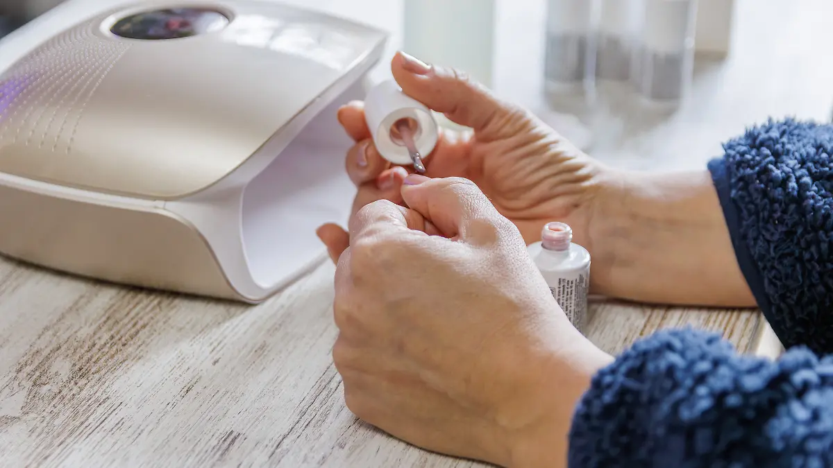 Eine Maniküre mit Shellac vereint das Aussehen einer professionellen Nagelmodellage mit Gel mit der Einfachheit einer regulären Maniküre mit Nagellack. Doch auf das richtige Equipment kommt es an!
