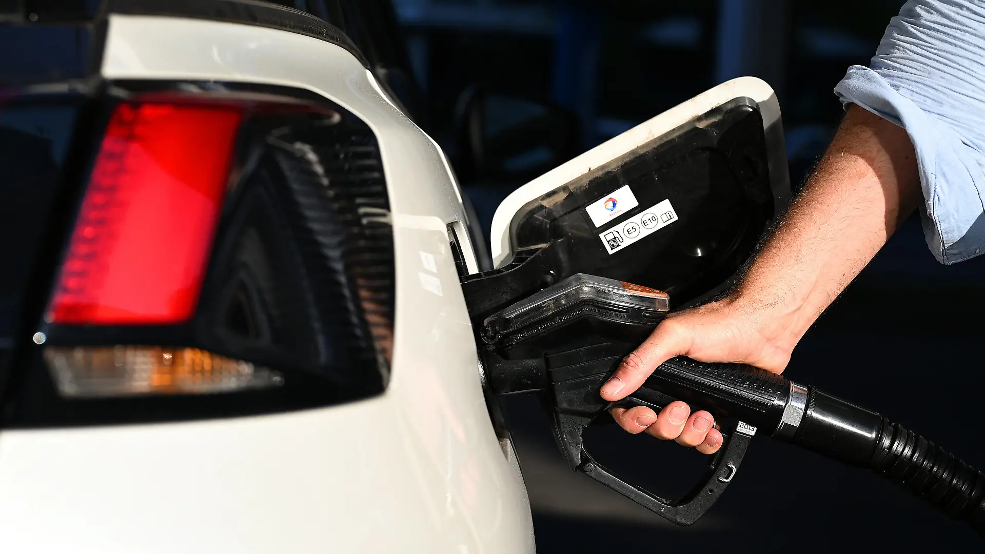 ARCHIV - 09.09.2021, Berlin: Ein Auto wird betankt. (zu dpa: «Benzindiebstahl an Tankstellen in Berlin massiv gestiegen») Foto: Monika Skolimowska/dpa-Zentralbild/dpa +++ dpa-Bildfunk +++