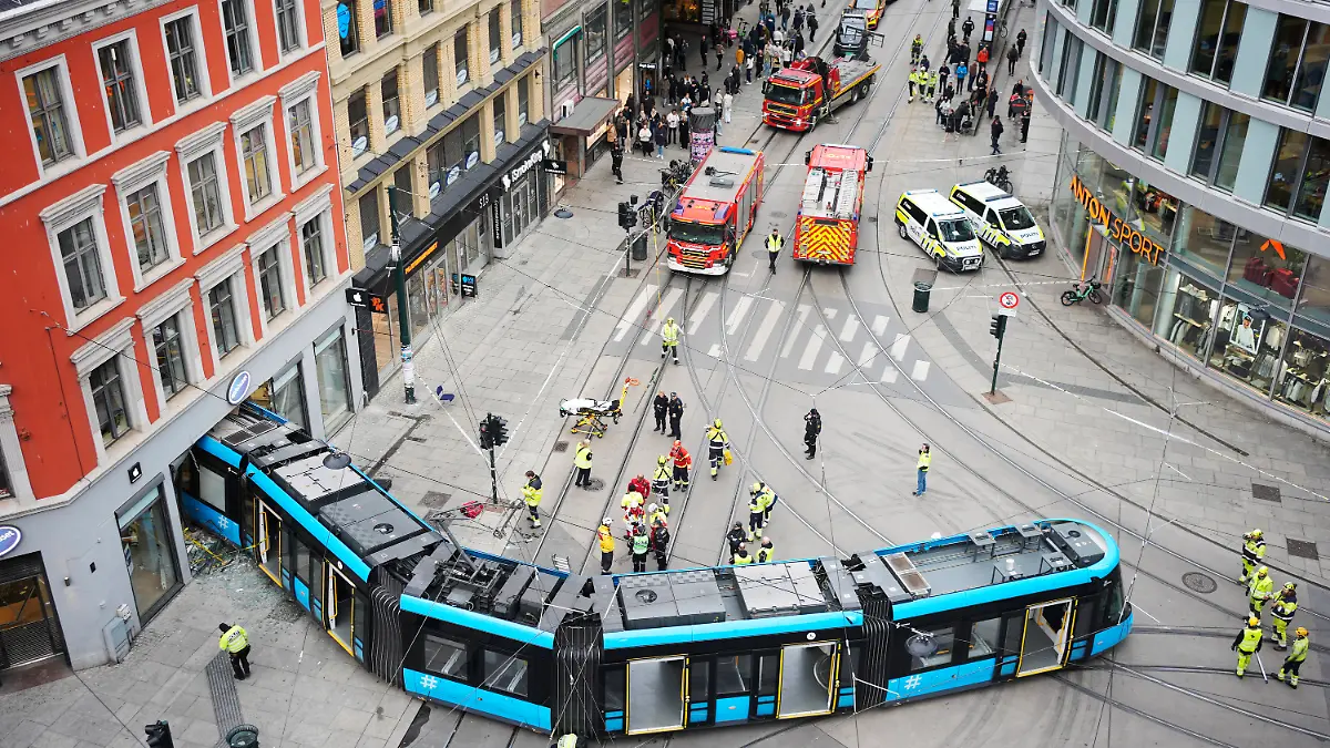 Die Straßenbahn steckt in einem Geschäft in Oslo. Zuvor war der Zug entgleist.