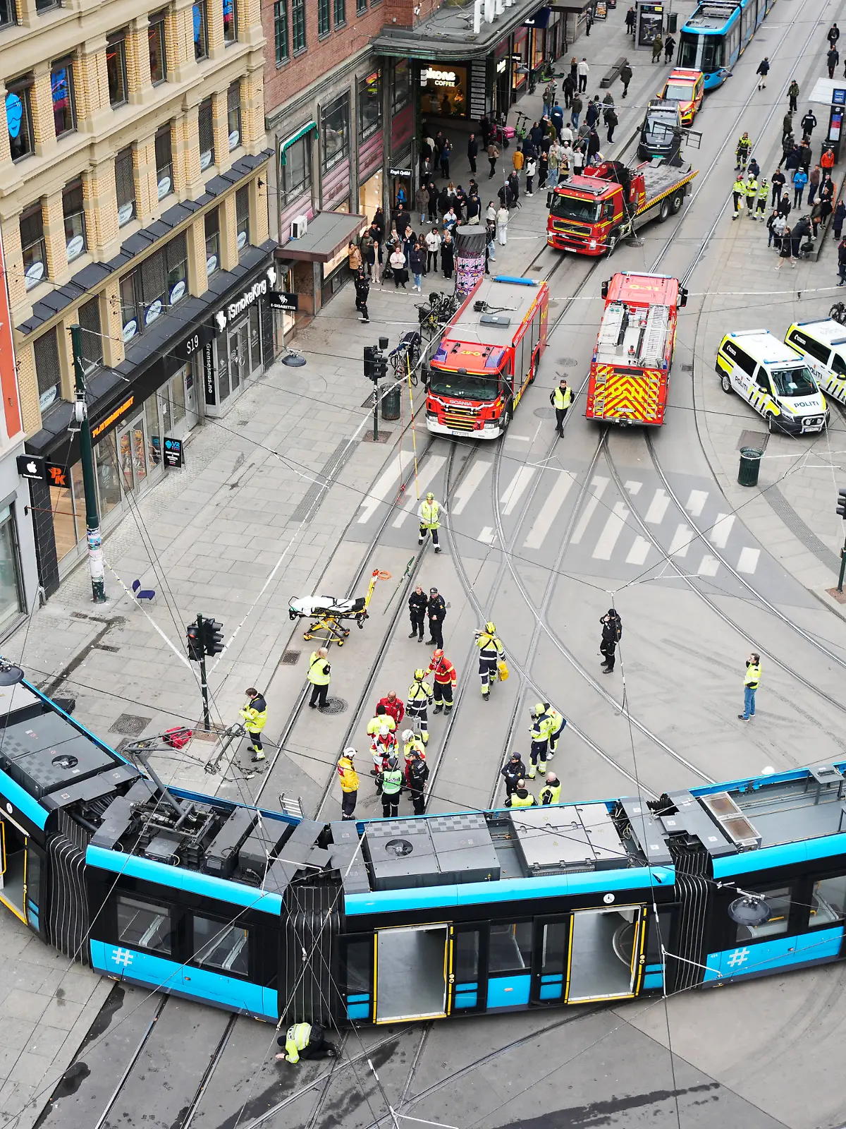 Die Straßenbahn steckt in einem Geschäft in Oslo. Zuvor war der Zug entgleist. 