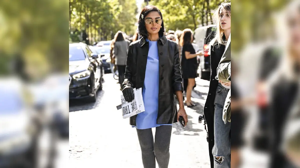Wie so ein gelungener Blau-Schwarz-Look aussehen kann, zeigt diese Frau auf der Pariser Fashion Week im Oktober 