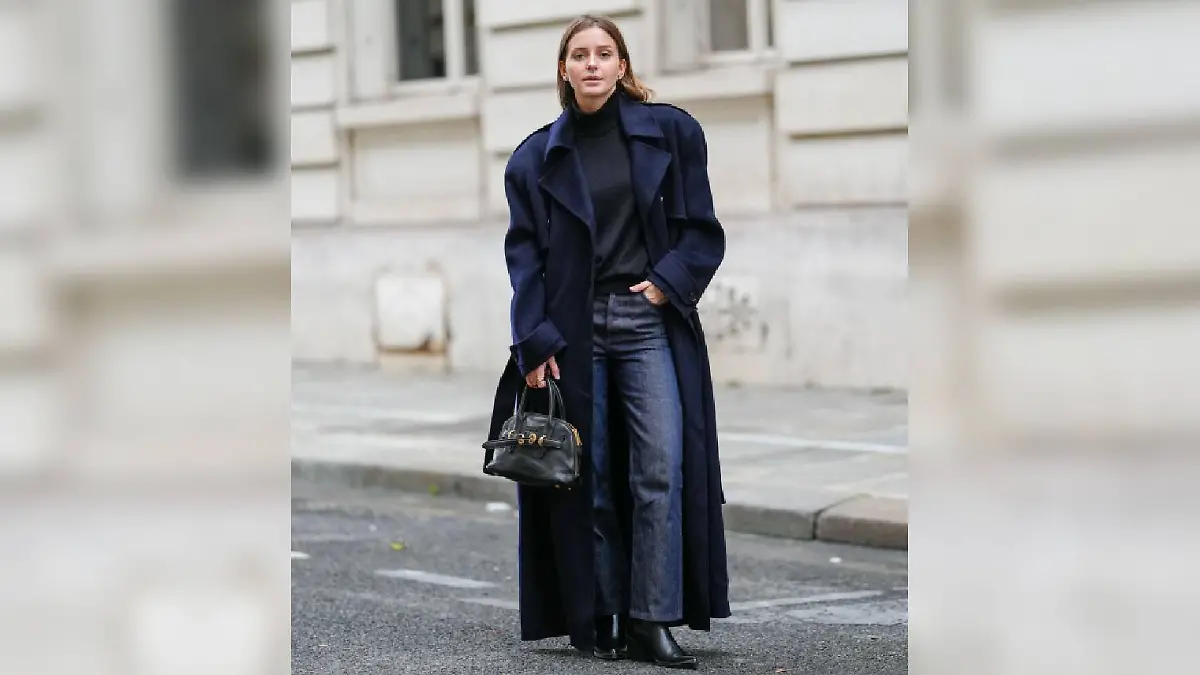 Bloggerin Diane Batoukina trägt auf der Pariser Fashion Week im Oktober einen schwarzen Rollkragenpullover zu einem dunkelblauen Mantel und dunkelblauen Jeans. In der Ledertasche und den Lederschuhen greift sie das Schwarz des Oberteils wieder auf. 