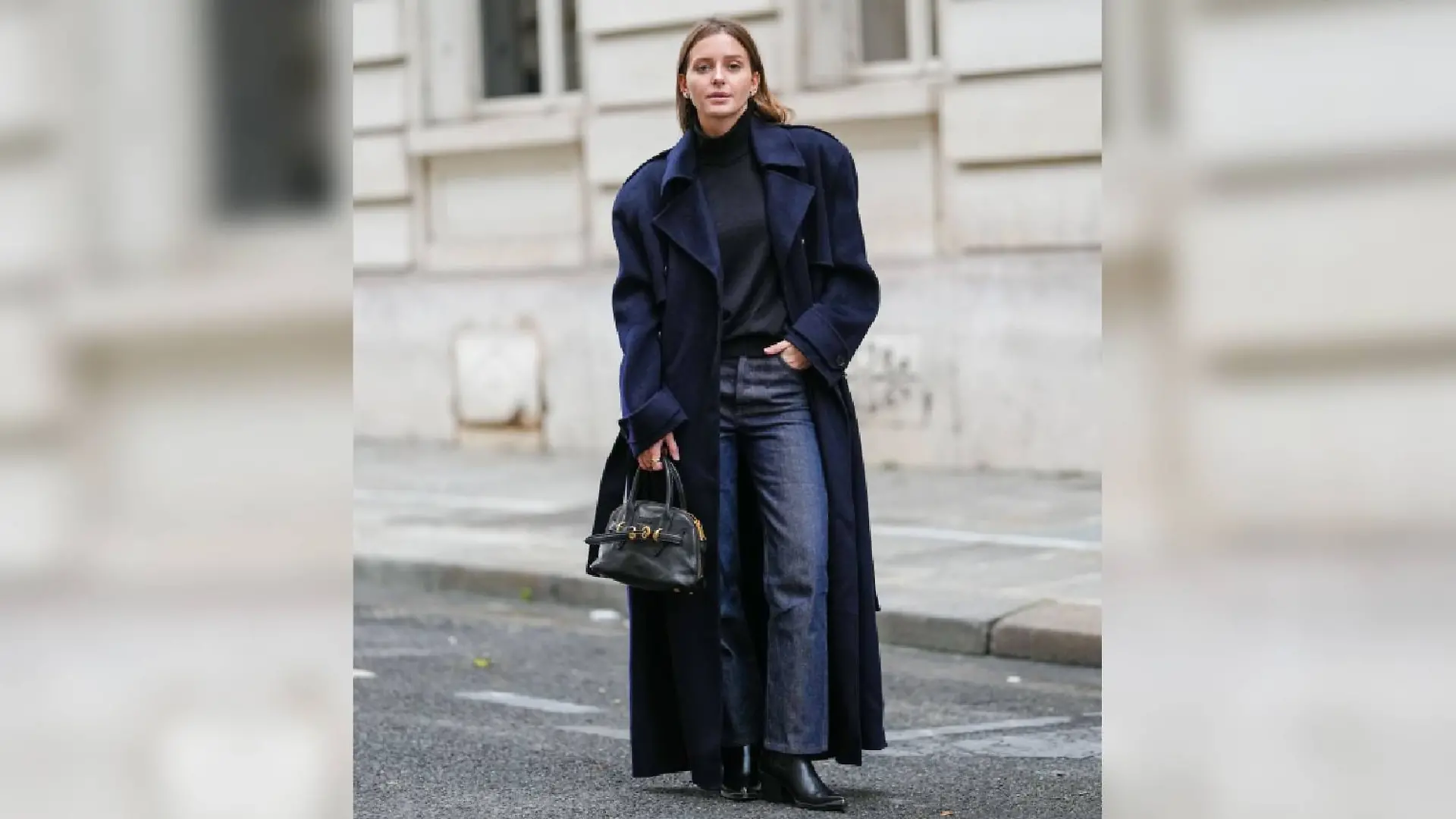 Bloggerin Diane Batoukina trägt auf der Pariser Fashion Week im Oktober einen schwarzen Rollkragenpullover zu einem dunkelblauen Mantel und dunkelblauen Jeans. In der Ledertasche und den Lederschuhen greift sie das Schwarz des Oberteils wieder auf.