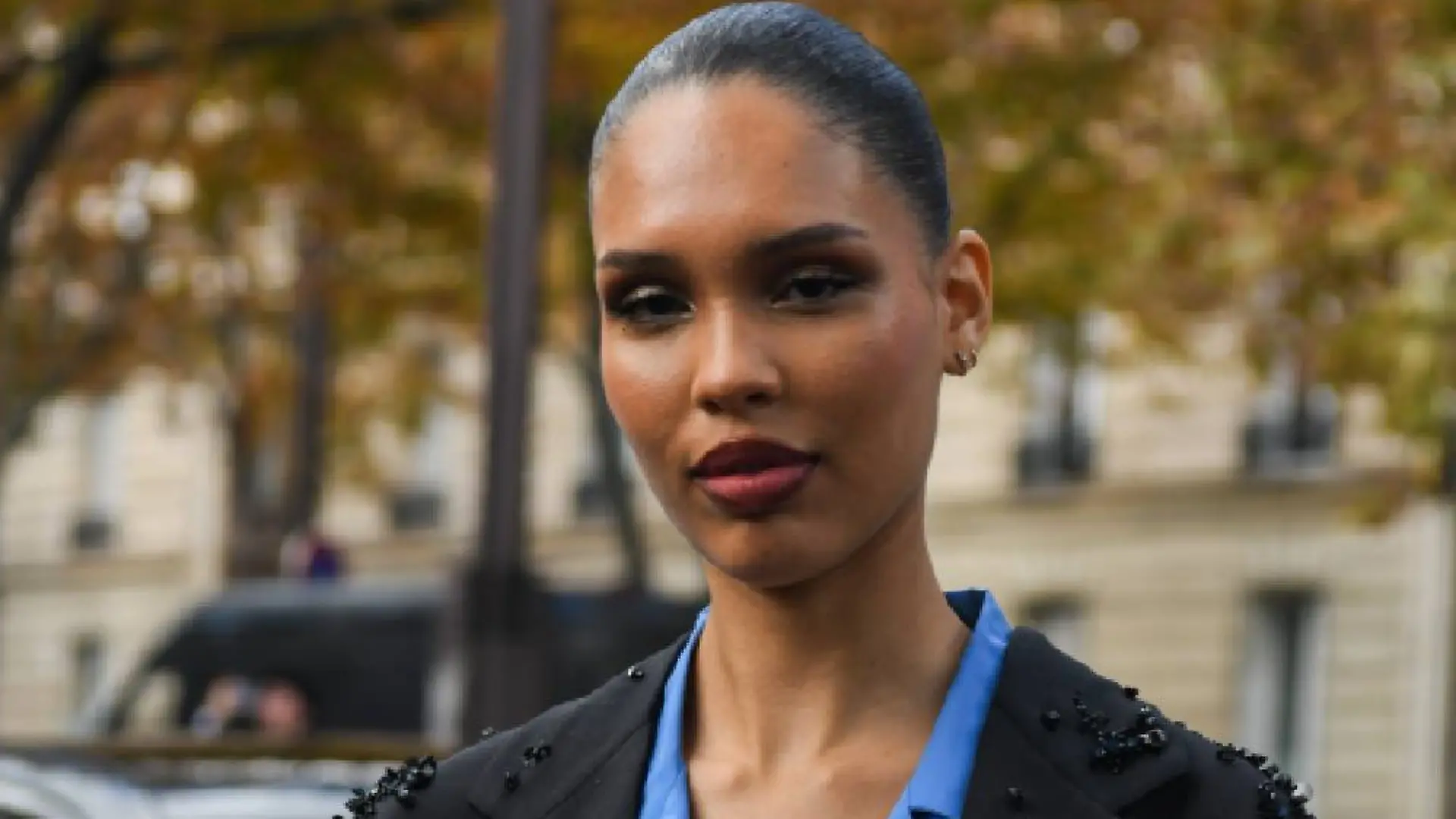 Nara Smith, Model und Influencerin, zeigt, wie cool und modisch die Kombination von Blau und Schwarz aussehen kann 