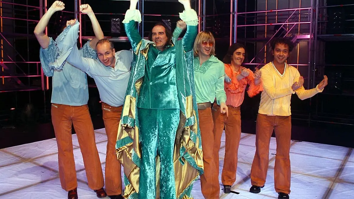 Guildo Horn mit seiner Band „Die Orthopädischen Strümpfe” vertrat Deutschland beim ESC 1998. Das Foto zeigt die Musiker auf der Bühne des Vorentscheids in Bremen.