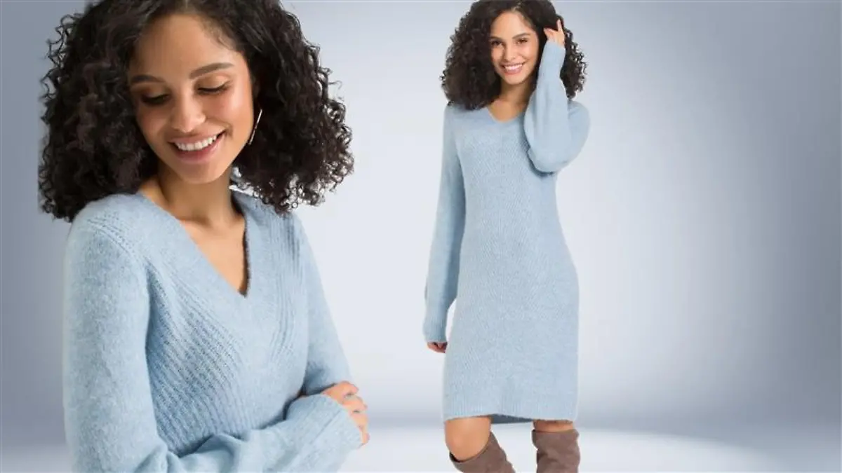 Frau trägt hellblaues Strickkleid.