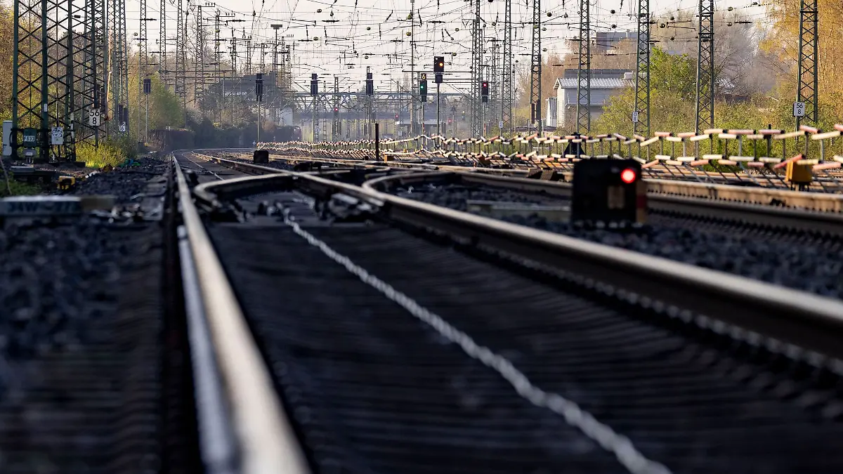 Aufgrund von Arbeiten am Bahnhof ist mit Einschränkungen im Zugverkehr zu rechnen. (Symbolbild)