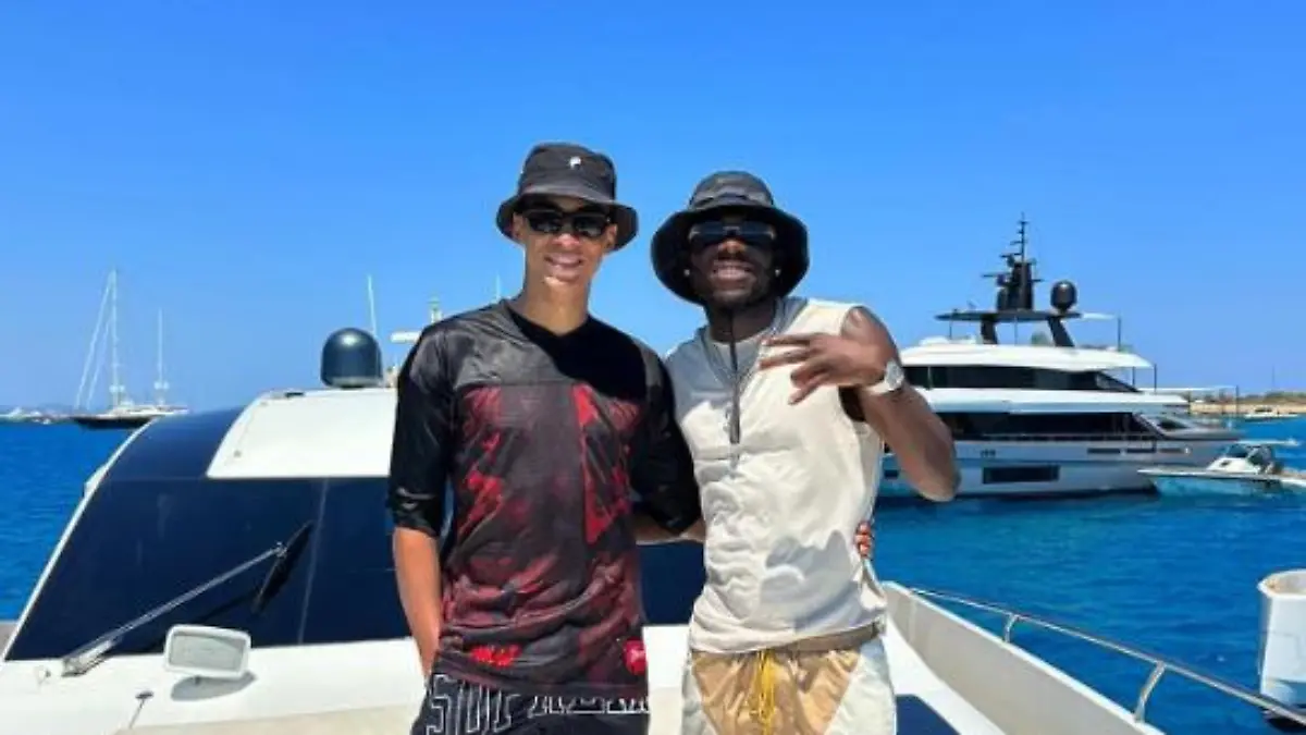 Jamal Musiala (l.) und Alphonso Davies