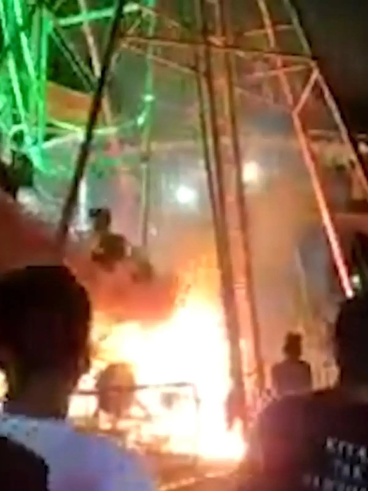 Eine absolute Horror-Vorstellung für jeden Jahrmarkt-Besucher: Unter einer vollbesetzten Piratenschaukel ist auf einem indonesischen Jahrmarkt ein Feuer entfacht. Den Fahrgästen blieb nichts anderes übrig, als über den Flammen weiterzuschaukeln und zu hoffen, dass die Flammen sie verschonen.