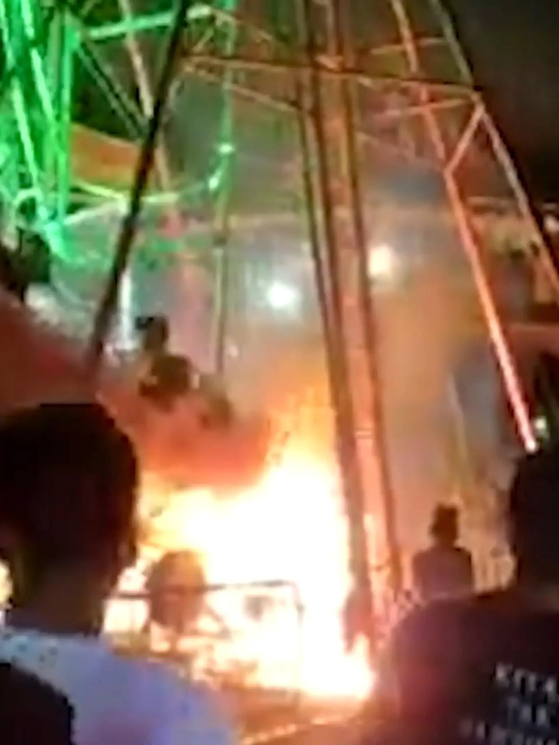 Eine absolute Horror-Vorstellung für jeden Jahrmarkt-Besucher: Unter einer vollbesetzten Piratenschaukel ist auf einem indonesischen Jahrmarkt ein Feuer entfacht. Den Fahrgästen blieb nichts anderes übrig, als über den Flammen weiterzuschaukeln und zu hoffen, dass die Flammen sie verschonen.