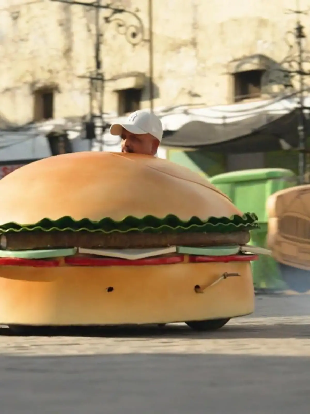 Autofahren in Burgern, Tennisbällen oder Handtaschen? Der Wacky-Car-Trend aus Indien könnte jetzt auch nach Deutschland kommen. 