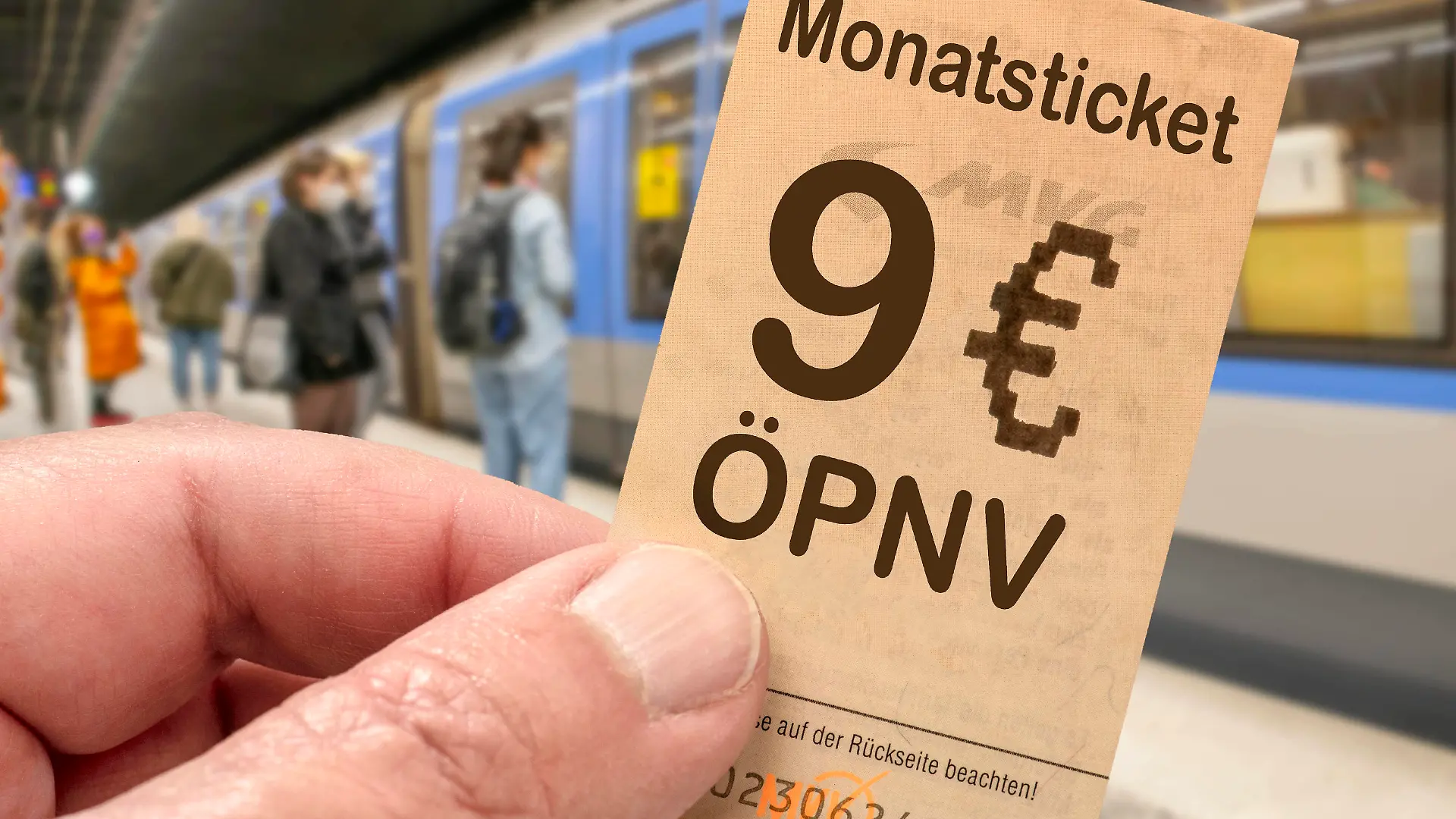 9-Euro-Monatsticket, Münchener U-Bahn, Symbolfoto Verbilligung des ÖPNV, 27.03.2022 DEU, Deutschland, München, 27. März 2022, Symbolfoto 9-Euro-Ticket, Ticket verbilligt, billiges Monatsticket, Verbilligung der Ticketpreise, Hand mit U-Bahn-Ticket, einfahrende U-Bahn, Fahrgäste warten am Bahnsteig, U-Bahnhof Marienplatz, Öffentlicher Nahverkehr, ÖPNV, Entlastung, entlasten, Preis, Preise, Pandemie, März 2022, Bayern, bayerisch, Oberbayern, *** 9 Euro monthly ticket, Munich U Bahn, symbol photo Verbilligung des ÖPNV, 27 03 2022 DEU, Germany, Munich, 27 March 2022, symbol photo 9 Euro ticket, ticket verbilligt, cheap monthly ticket, Verbilligung der Ticketpreise, Hand with U Bahn ticket, arriving U Bahn, passengers waiting on the plat
