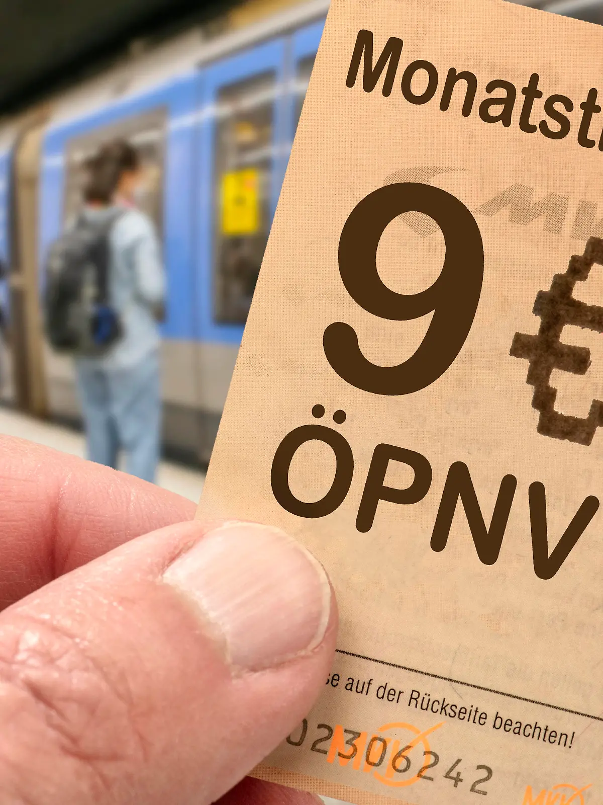 9-Euro-Monatsticket, Münchener U-Bahn, Symbolfoto Verbilligung des ÖPNV, 27.03.2022 DEU, Deutschland, München, 27. März 2022, Symbolfoto 9-Euro-Ticket, Ticket verbilligt, billiges Monatsticket, Verbilligung der Ticketpreise, Hand mit U-Bahn-Ticket, einfahrende U-Bahn, Fahrgäste warten am Bahnsteig, U-Bahnhof Marienplatz, Öffentlicher Nahverkehr, ÖPNV, Entlastung, entlasten, Preis, Preise, Pandemie, März 2022, Bayern, bayerisch, Oberbayern, *** 9 Euro monthly ticket, Munich U Bahn, symbol photo Verbilligung des ÖPNV, 27 03 2022 DEU, Germany, Munich, 27 March 2022, symbol photo 9 Euro ticket, ticket verbilligt, cheap monthly ticket, Verbilligung der Ticketpreise, Hand with U Bahn ticket, arriving U Bahn, passengers waiting on the plat 