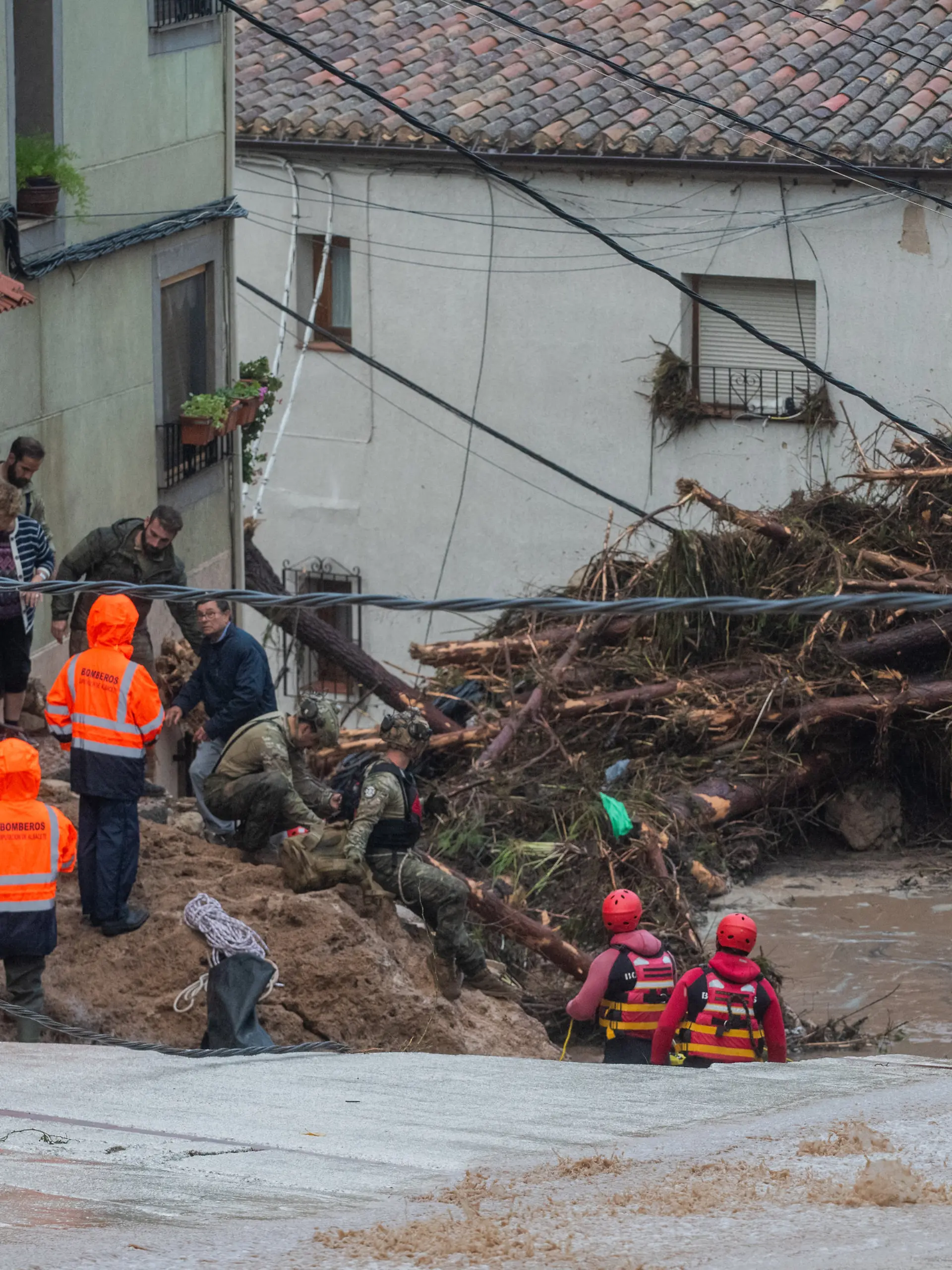 Rettungsdienste sind im Einsatz, nachdem der Fluss aufgrund heftiger Regenfälle über die Ufer getreten ist. 