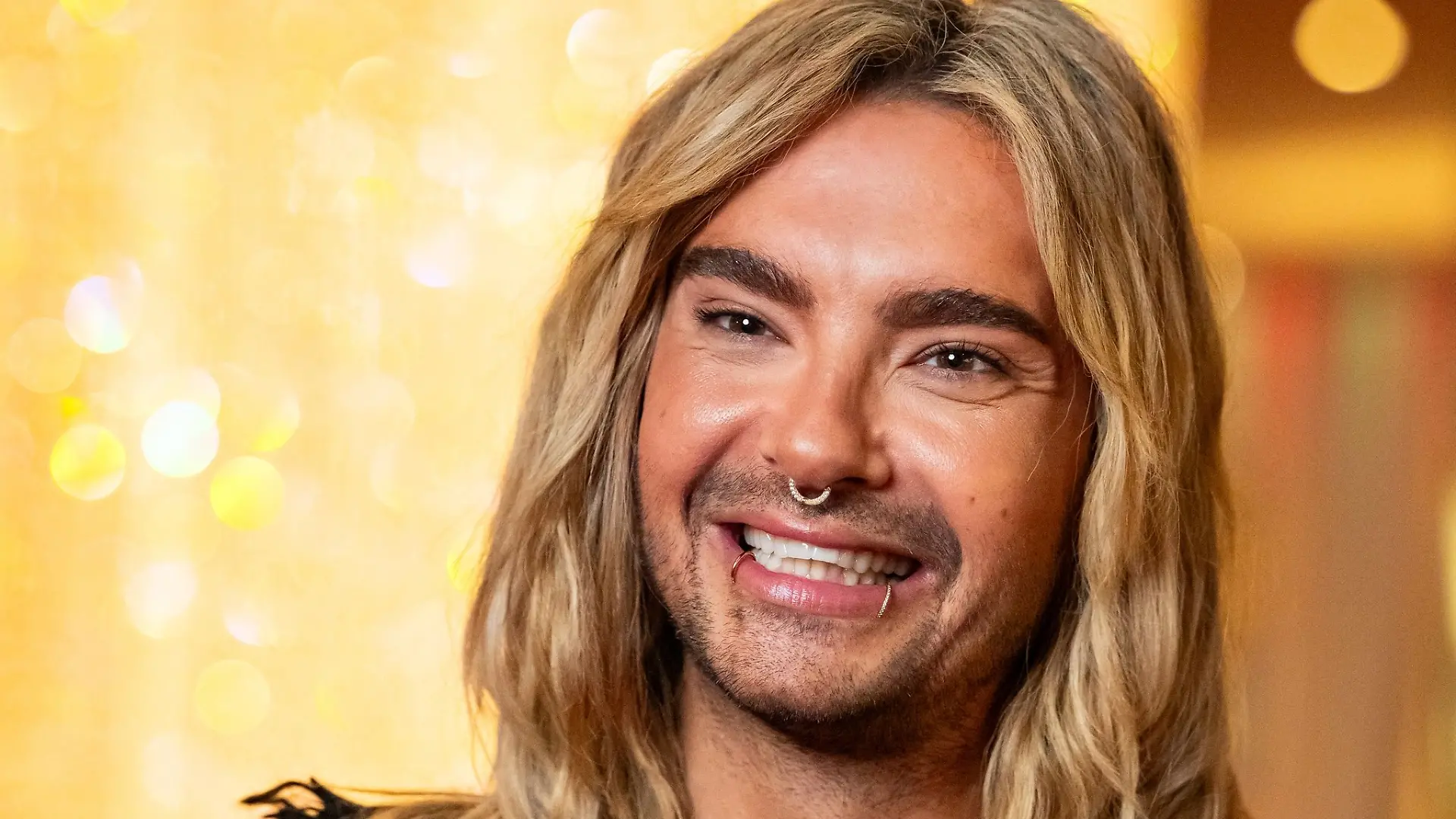 Sänger Bill Kaulitz wird auf der Halloween-Party von Heidi Klum zum Universum.