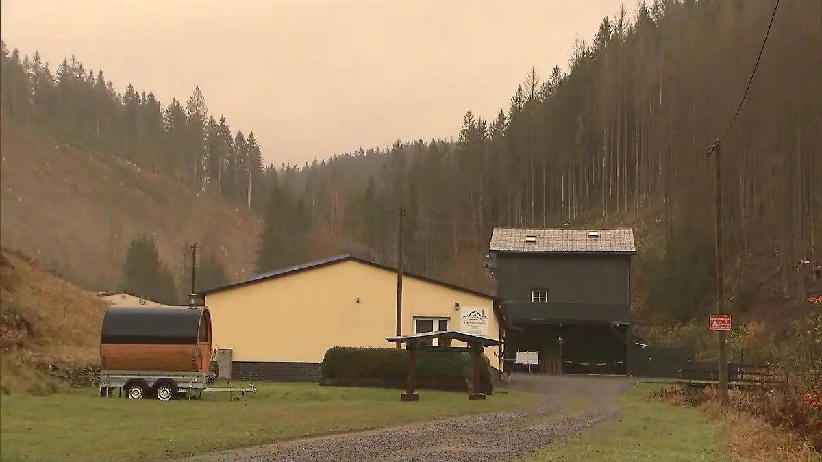 Gebäude in einem Ferienort in Lauscha (Thüringen). Eine 36-Jährige ließ hier ihr kleines Baby zurück. 