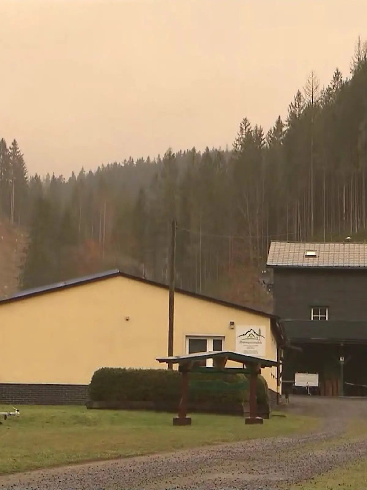 Gebäude in einem Ferienort in Lauscha (Thüringen). Eine 36-Jährige ließ hier ihr kleines Baby zurück. 