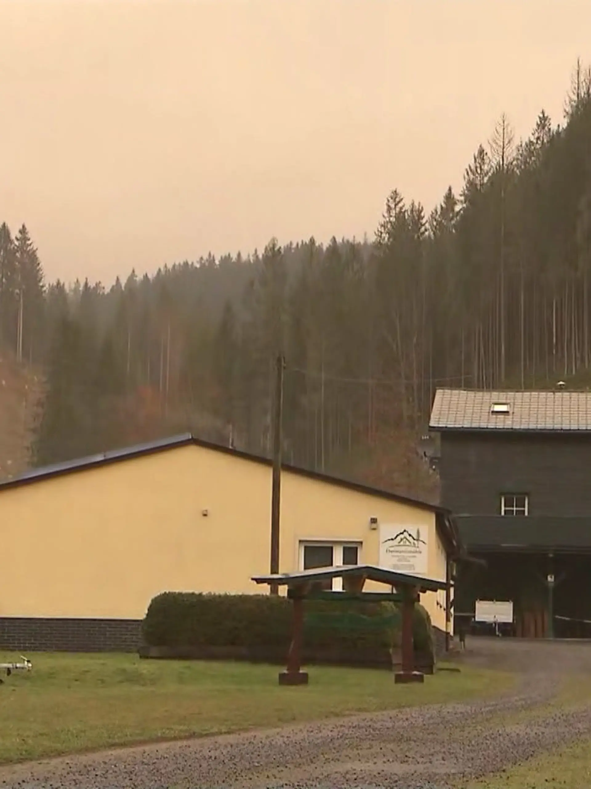 Gebäude in einem Ferienort in Lauscha (Thüringen). Eine 36-Jährige ließ hier ihr kleines Baby zurück. 