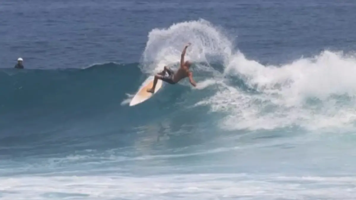 Ein Surfer in einer Welle. 
