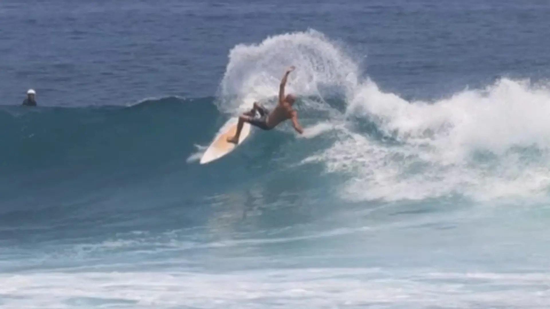 Ein Surfer in einer Welle.