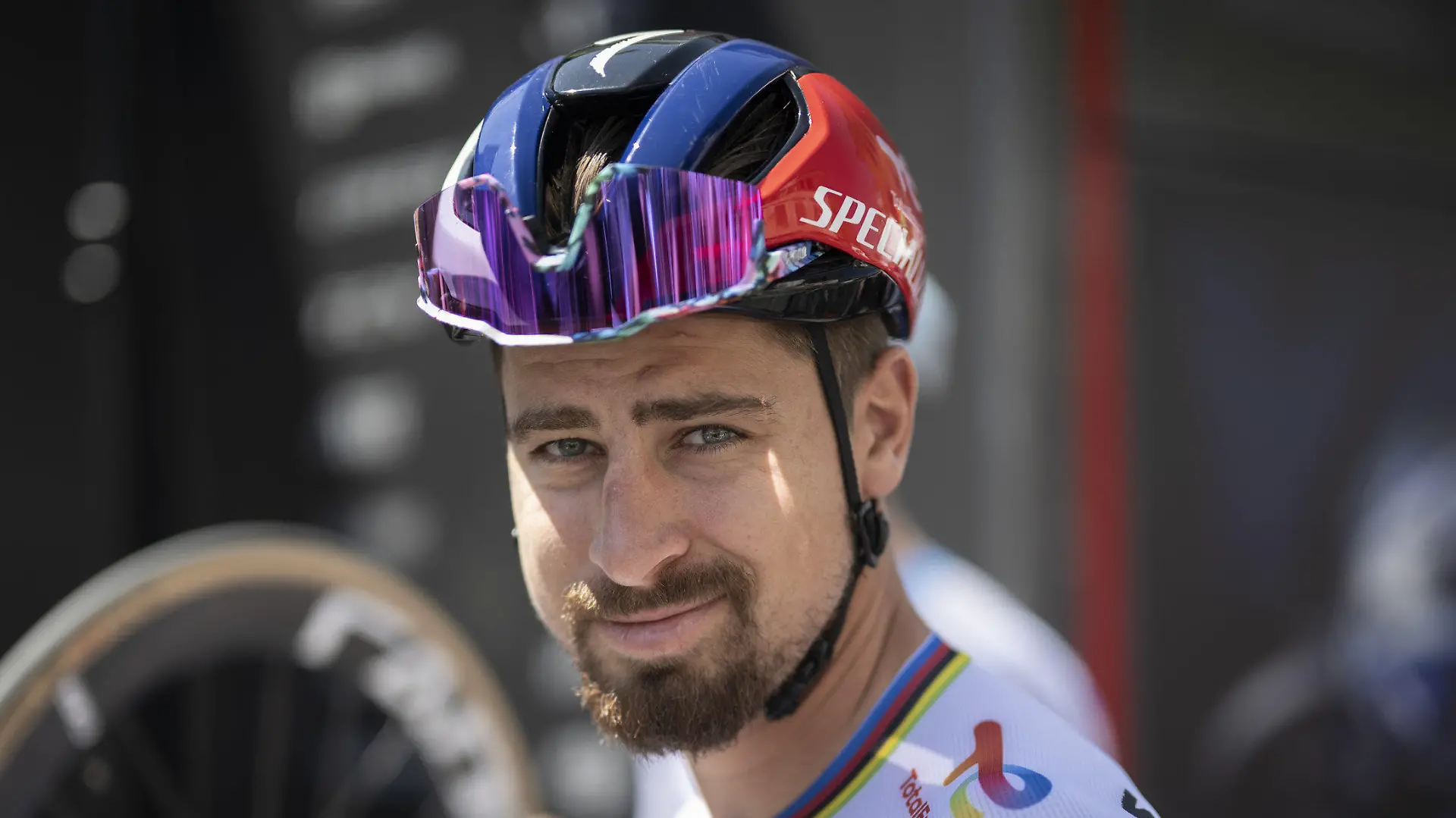 ARCHIV - 12.06.2023, Schweiz, Beromünster: Radsport: UCI WorldTour - Tour de Suisse, Beromünster - Nottwil (173,70 km), 2. Etappe: Peter Sagan aus der Slowakei vom Team Total Energies lächelt vor dem Beginn des Rennens. Der Slowake (zu dpa: «Bewährungsstrafe für früheren Rad-Weltmeister Sagan») Foto: Gian Ehrenzeller/KEYSTONE/dpa +++ dpa-Bildfunk +++