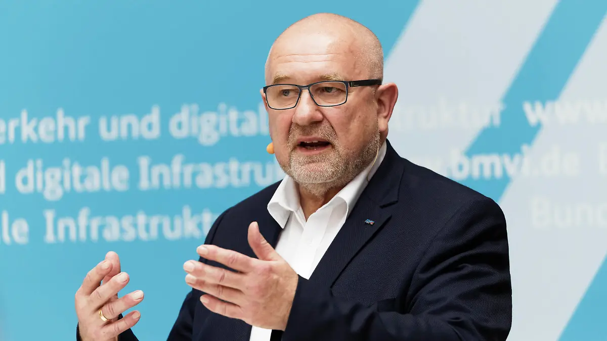  Bündnis für unsere Bahn geschlossen 2020-05-26, Berlin, Deutschland - Bund, Bahn, DB-Betriebsrat und die Eisenbahner-Gewerkschaft EVG haben sich auf das Investitions- und Beschäftigungsbündnis Bündnis für unsere Bahn geeinigt, mit dem die wirtschaftlichen Folgen der Corona-Pandemie auf das Staatsunternehmen Deutschen Bahn AG gemildert werden sollen. Im BildEVG-Vorsitzender Klaus-Dieter Hommel. *** Alliance for our railways concluded 2020 05 26, Berlin, Germany Federal government, Deutsche Bahn, DB works council and the railway workers union EVG have agreed on the investment and employment alliance Alliance for our railways, which is intended to alleviate the economic consequences of the corona pandemic on the state-owned company Deut