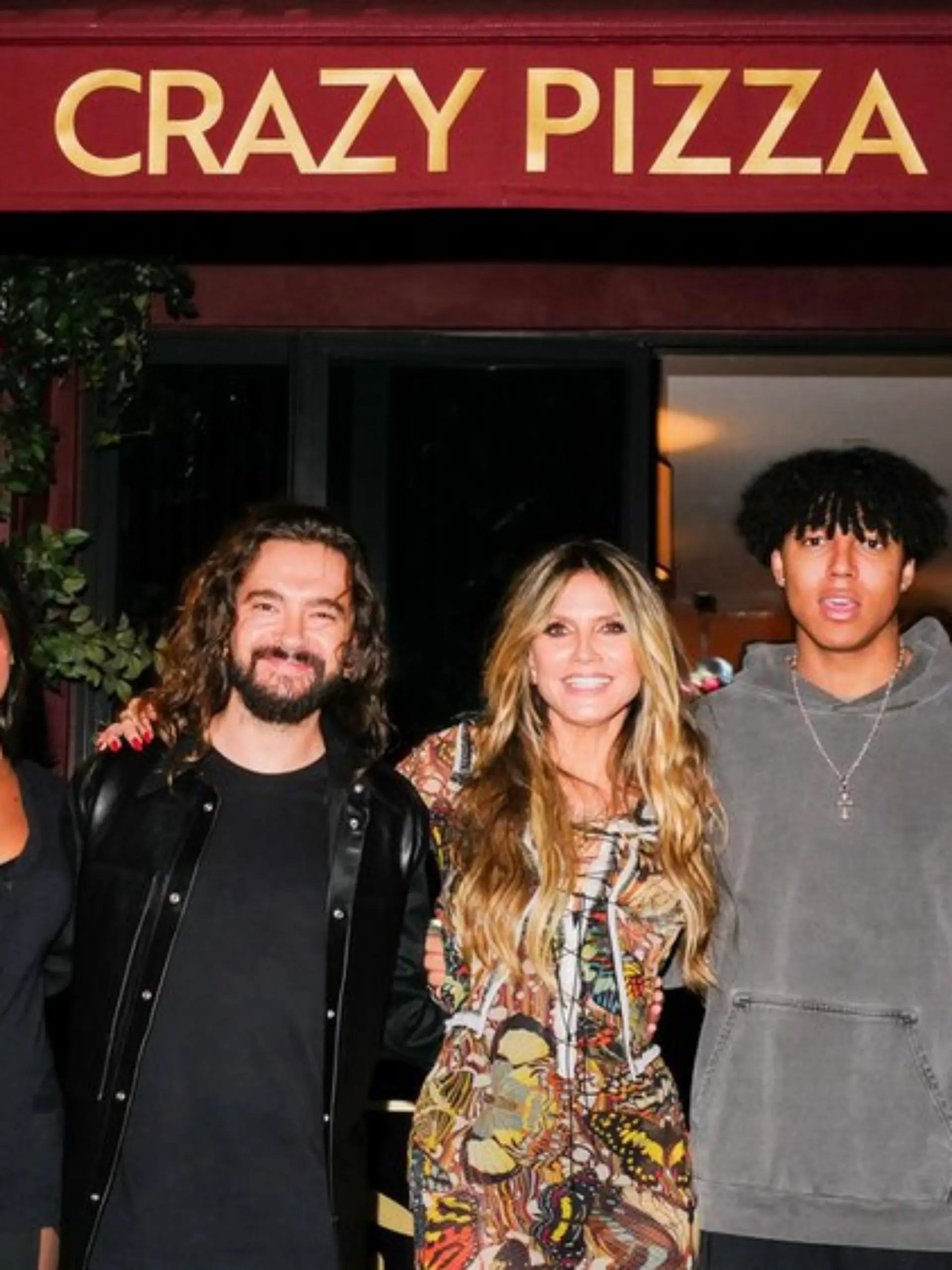 Von links: Lou Samuel, Tom Kaulitz, Heidi Klum, Johan Samuel und Leni Klum bei der Eröffnung von „Crazy Pizza” in New York.