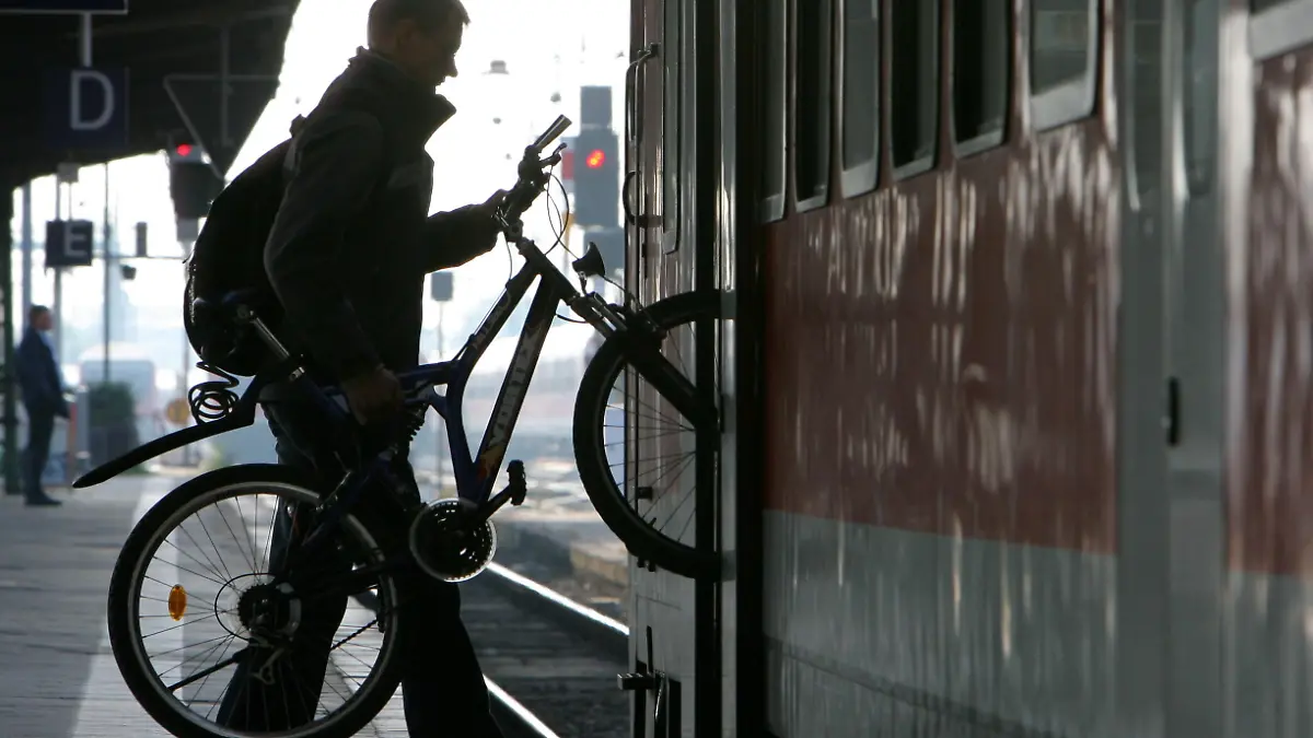 Ein Pendler besteigt am Donnerstag (11.10.2007) im Hauptbahnhof in Frankfurt am Main mit seinem Fahrrad einen Regionalzug der Deutschen Bahn (DB). Die Lokführergewerkschaft GDL macht mit ihrer Streikdrohung ernst: Am Freitag soll der Regionalverkehr der Bahn erstmals ganztägig lahmgelegt werden. Bahnkunden in Regiozügen und S- Bahnen müssen sich auf massive Verzögerungen und Ausfälle einstellen. Foto: Arne Dedert dpa/lhe +++(c) dpa - Report+++