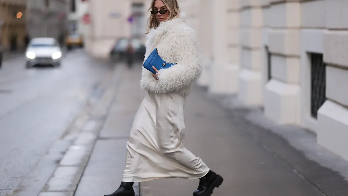 Influencerin Karin Teigl, bekannt als „Constantly K”, zeigt, wie man Satinröcke im Herbst und Winter tragen kann: mit dicker Flausch-Jacke und derben Boots