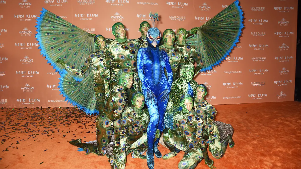 Heidi Klum erscheint zu ihrer Halloween-Party 2023 als riesiger Pfau. 