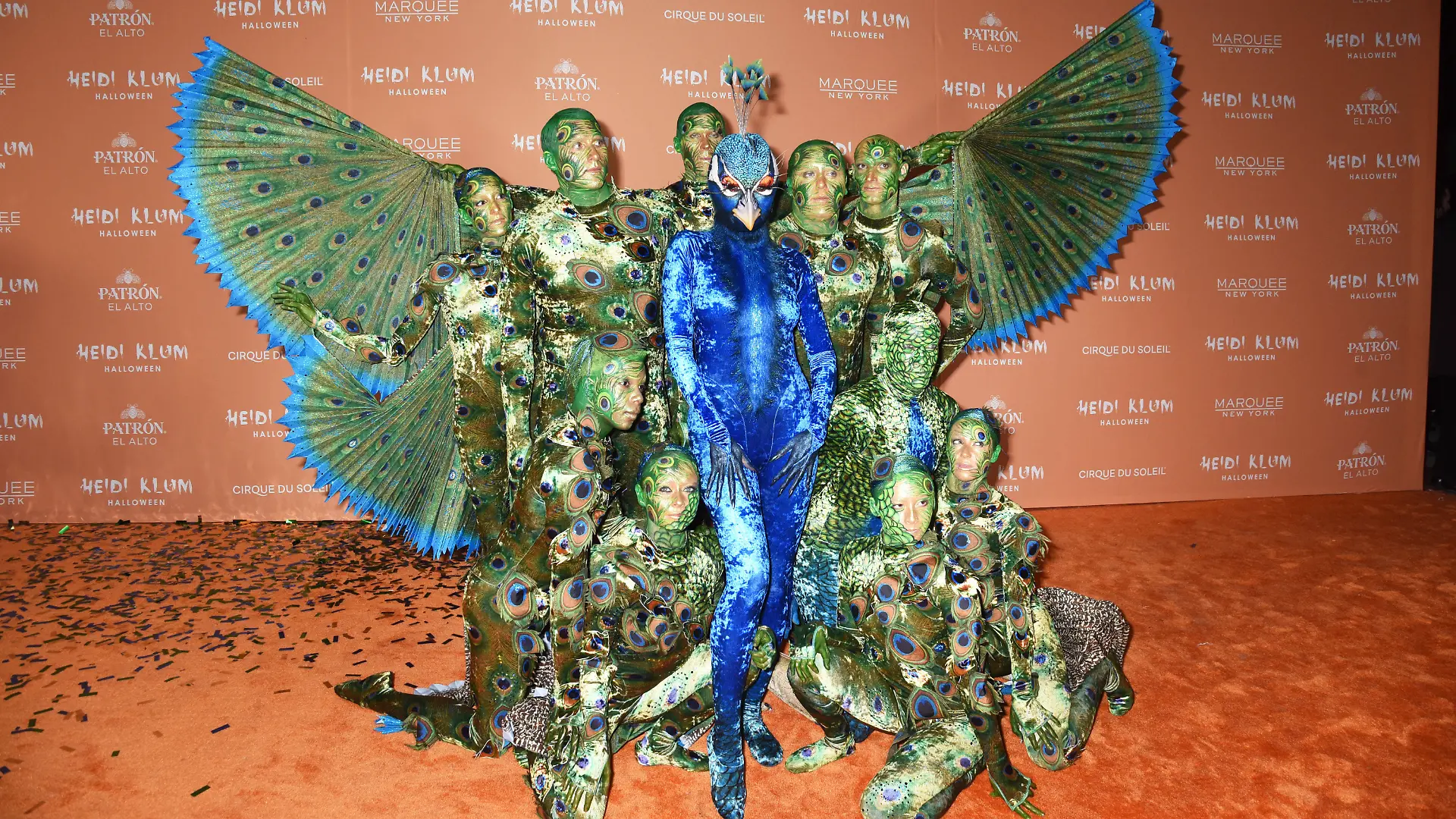 Heidi Klum erscheint zu ihrer Halloween-Party 2023 als riesiger Pfau.