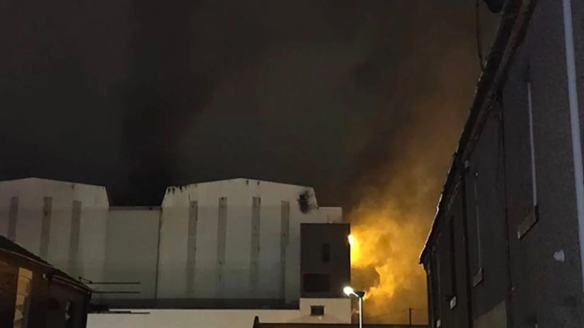 Flammen schlagen aus einem Gebäude der Werft von BAE Systems. Hier werden die britischen Atom-U-Boote gewartet. 