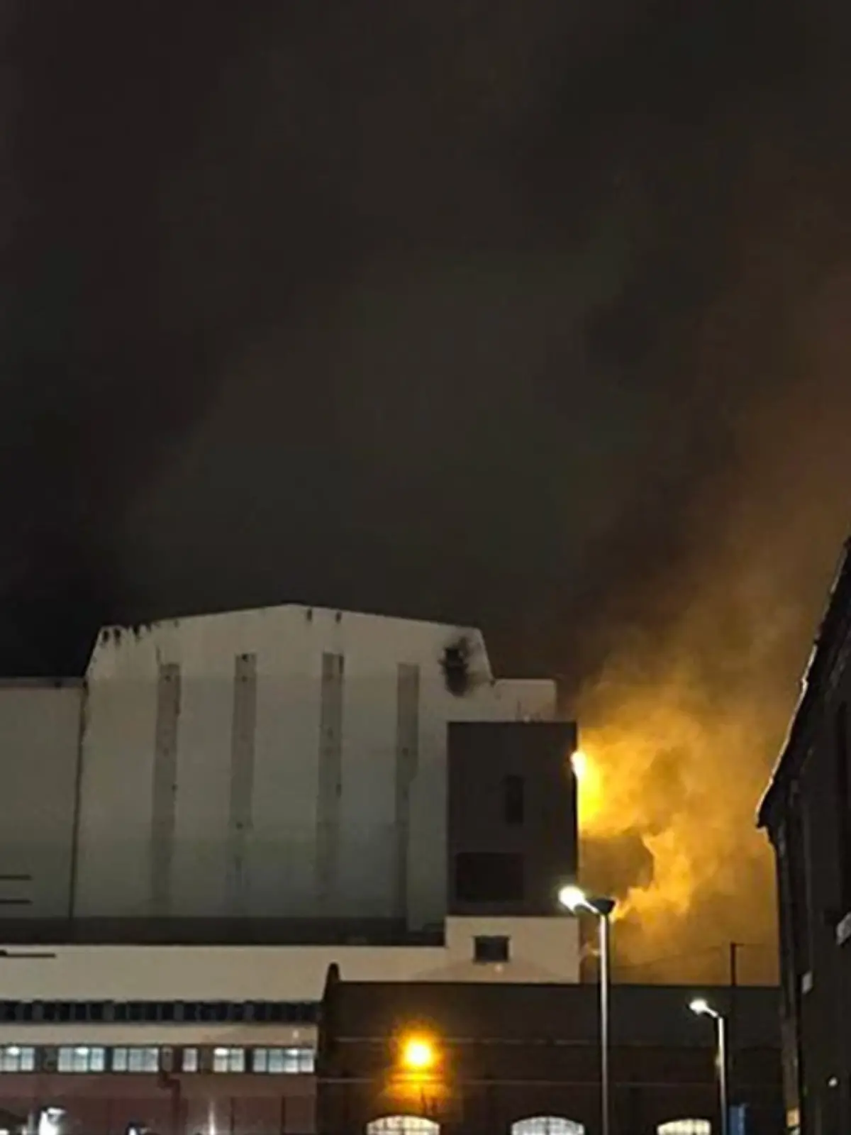 Flammen schlagen aus einem Gebäude der Werft von BAE Systems. Hier werden die britischen Atom-U-Boote gewartet. 
