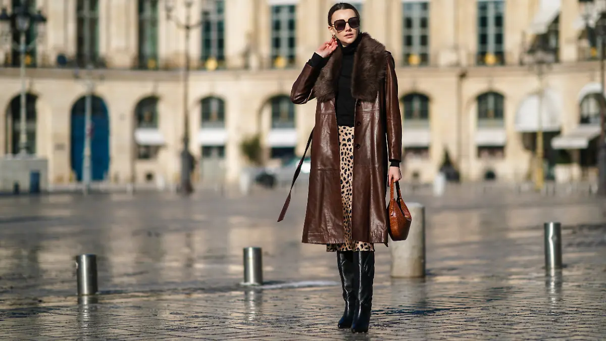 Model Olesya Senchenko zeigt, wie ihr Leo-Satinröcke cool stylen könnt, zum Beispiel in Kombination mit braunem und schwarzem Leder (Jacke und Stiefel)
