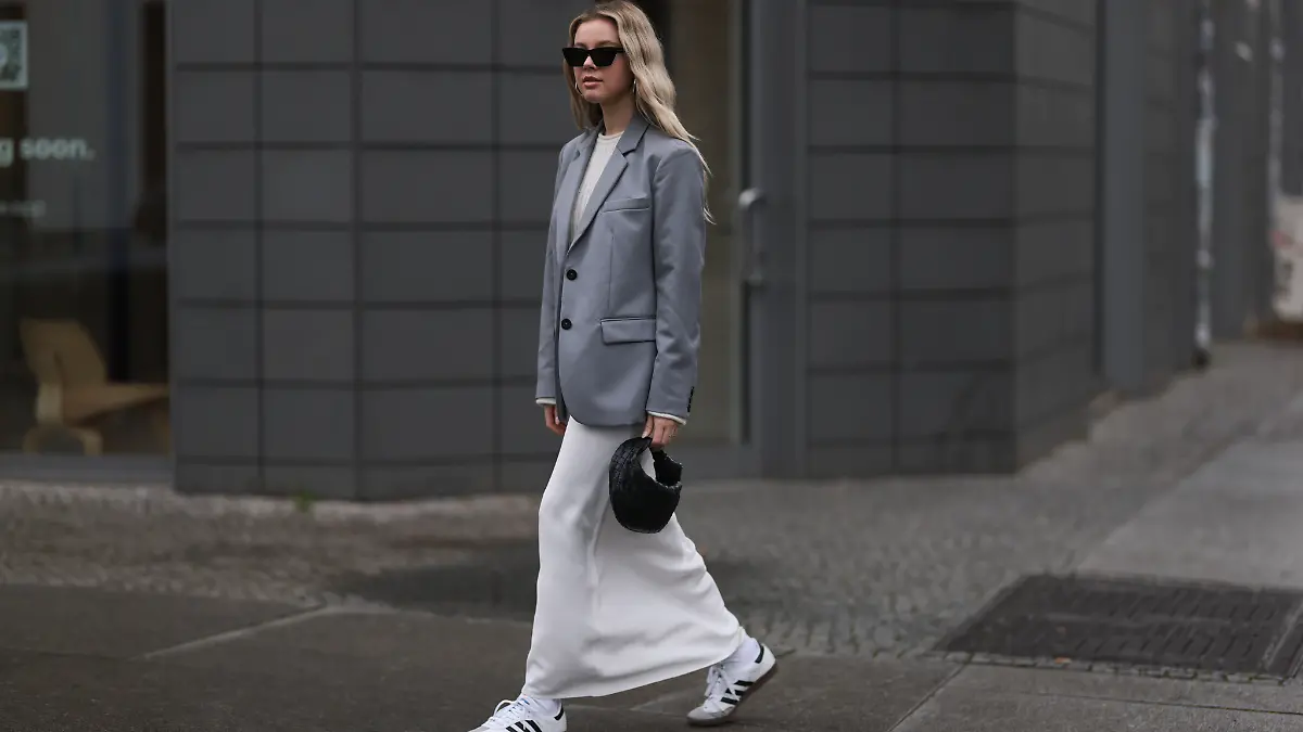 Content Creator Isabelle Hartmann zeigt ihre Satinrock-Blazer-Kombi in weiß und grau