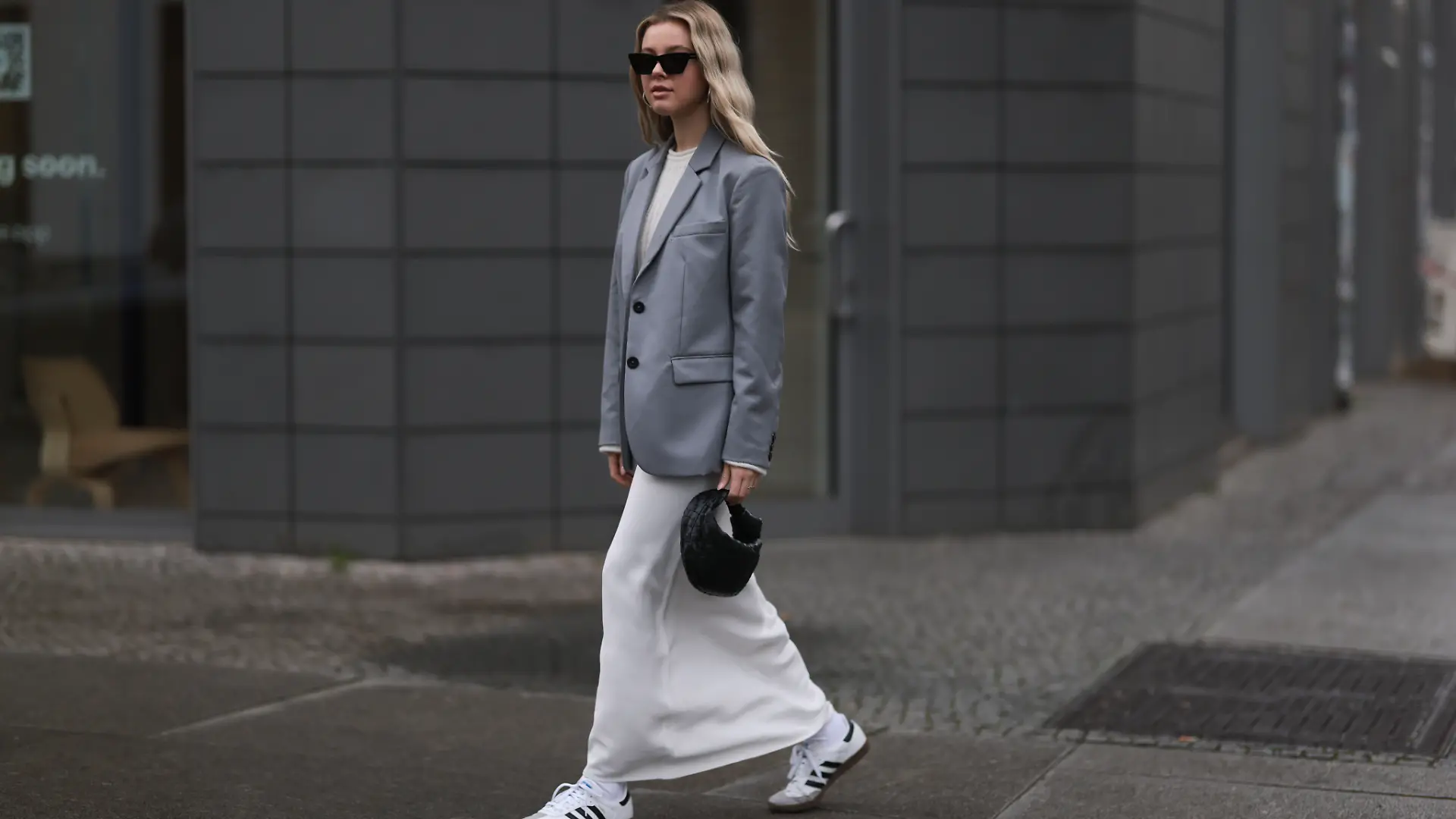 Content Creator Isabelle Hartmann zeigt ihre Satinrock-Blazer-Kombi in weiß und grau