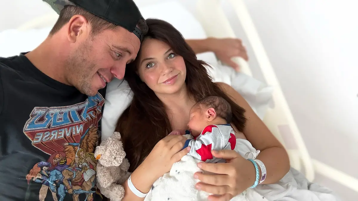 Erstes Familienfoto: Lorenz Büffel mit Ehefrau Emily und Sohnemann Bruno