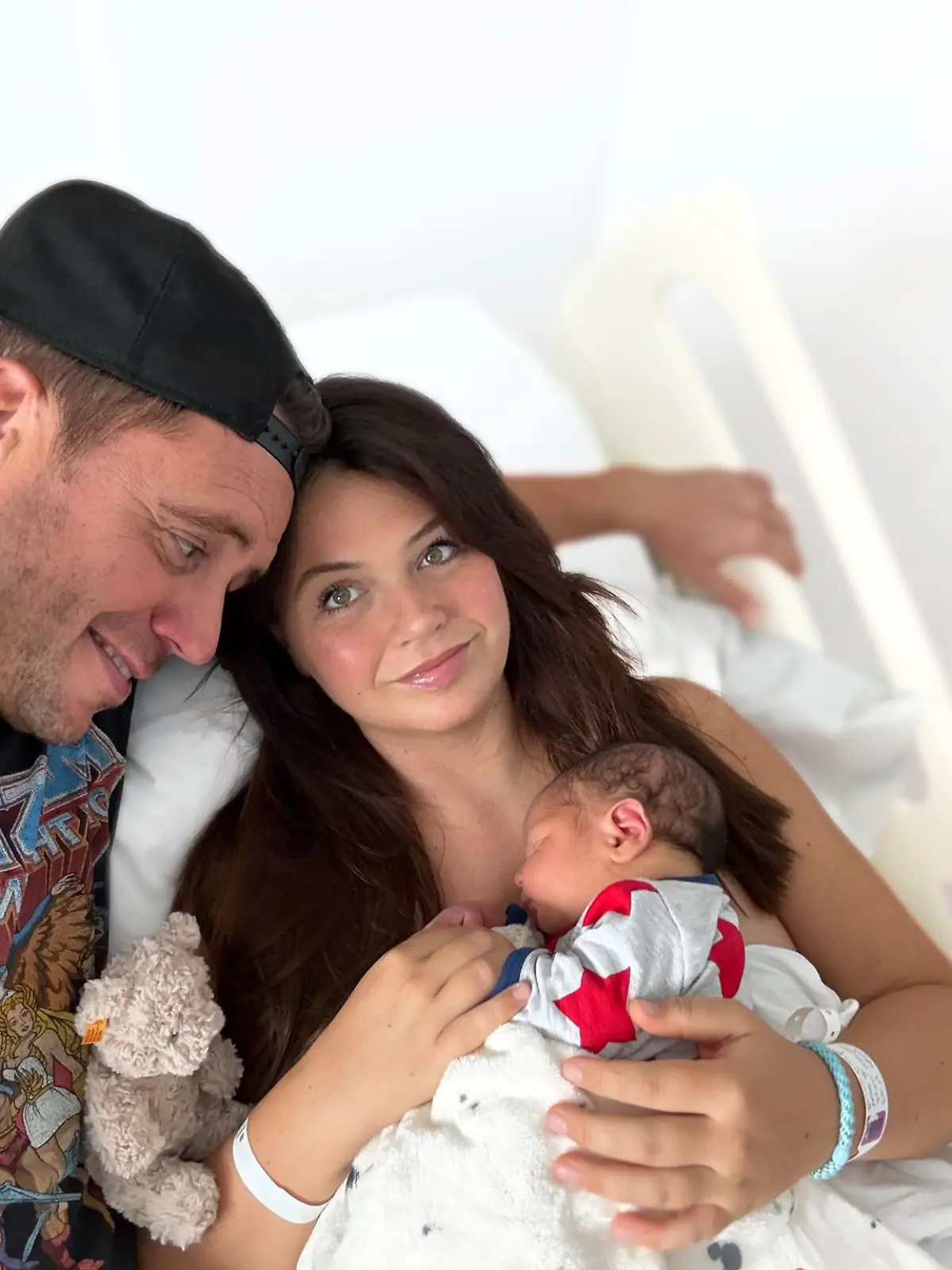 Erstes Familienfoto: Lorenz Büffel mit Ehefrau Emily und Sohnemann Bruno