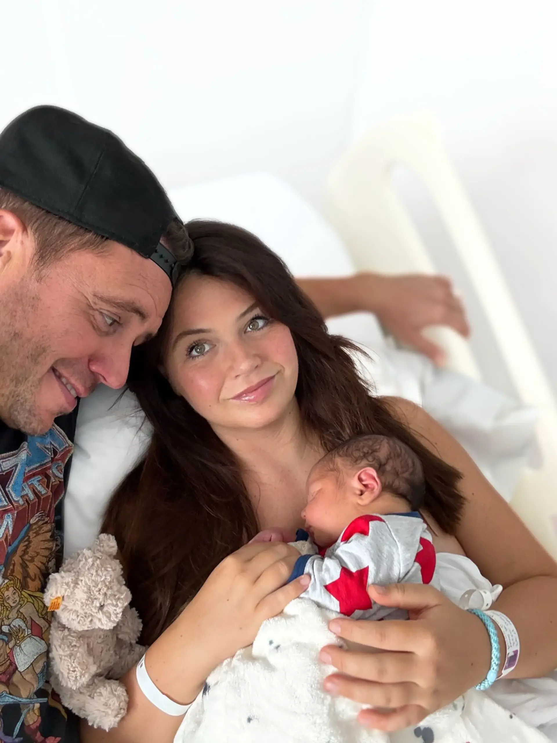 Erstes Familienfoto: Lorenz Büffel mit Ehefrau Emily und Sohnemann Bruno