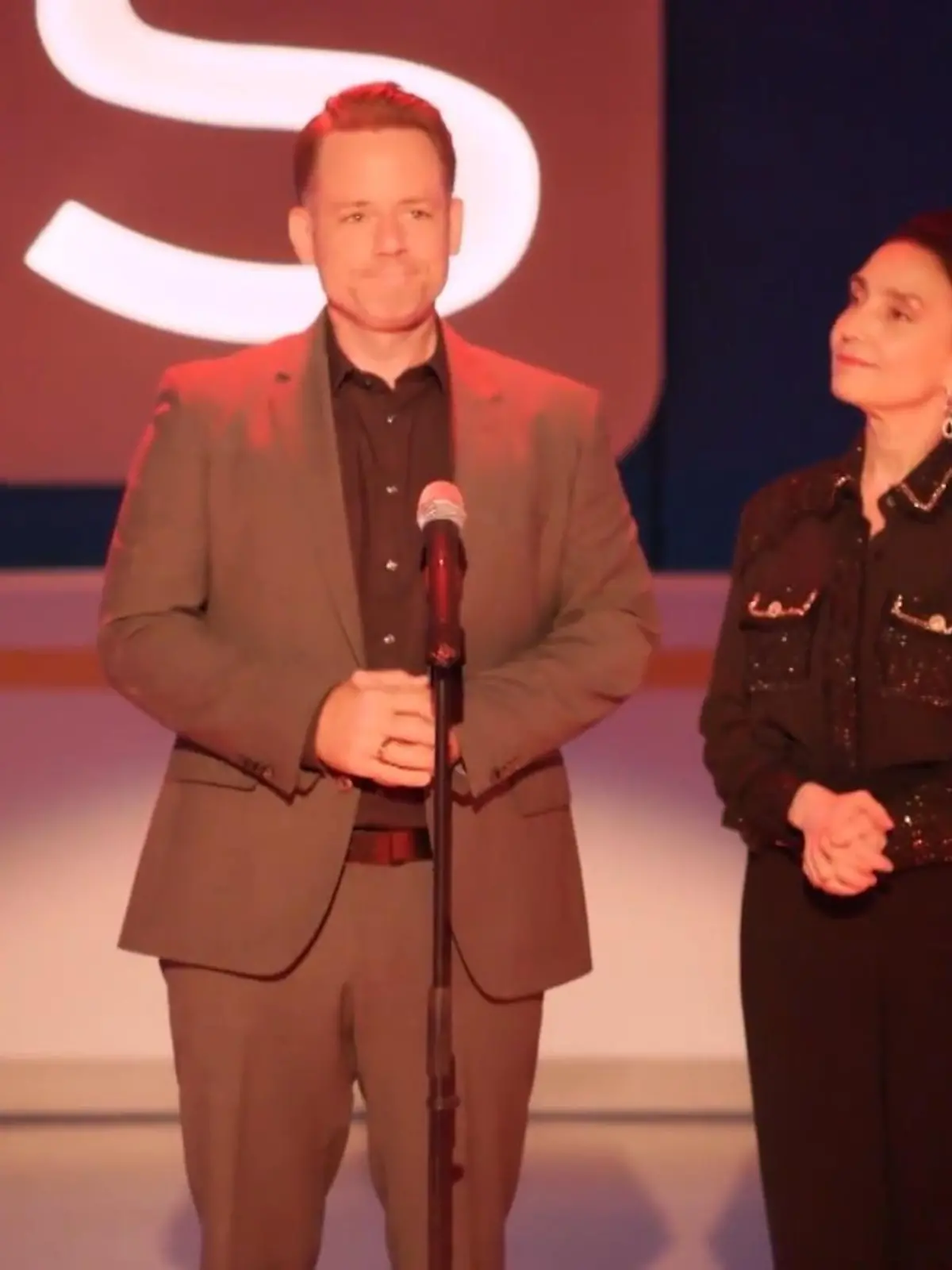 AWZ: Simone bringt Justus bei einer Pressekonferenz in eine unangenehme Lage
