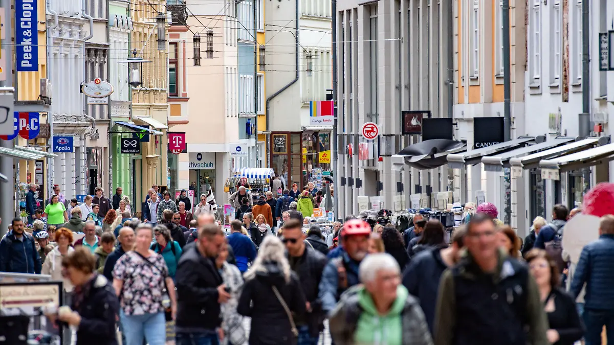 20.05.2023, Mecklenburg-Vorpommern, Stralsund: Auf der Einkaufsstraße und Fußgängerzone Ossenreyer Straße sind zahlreiche Menschen unterwegs. Die Ferienunterkünfte im Nordosten sind nicht ausgebucht. Kurzentschlossene haben am Himmelfahrtswochenende sowie über Pfingsten noch gute Chancen bei der Quartiersuche. Die Tourismusbranche rechnet nach einer aktuellen Umfrage mit einer Auslastung von rund 75 Prozent. Urlauber müssen aber vor allem beim Essen mit deutlich gestiegenen Preise rechnen, auch Übernachtungen sind teurer geworden. Foto: Stefan Sauer/dpa +++ dpa-Bildfunk +++
