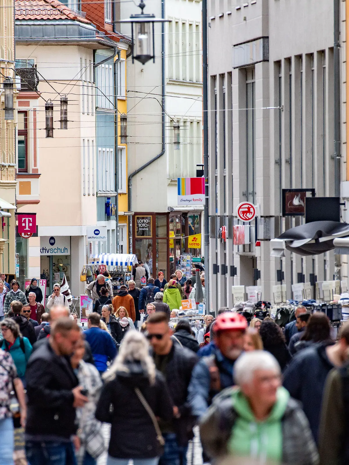 20.05.2023, Mecklenburg-Vorpommern, Stralsund: Auf der Einkaufsstraße und Fußgängerzone Ossenreyer Straße sind zahlreiche Menschen unterwegs. Die Ferienunterkünfte im Nordosten sind nicht ausgebucht. Kurzentschlossene haben am Himmelfahrtswochenende sowie über Pfingsten noch gute Chancen bei der Quartiersuche. Die Tourismusbranche rechnet nach einer aktuellen Umfrage mit einer Auslastung von rund 75 Prozent. Urlauber müssen aber vor allem beim Essen mit deutlich gestiegenen Preise rechnen, auch Übernachtungen sind teurer geworden. Foto: Stefan Sauer/dpa +++ dpa-Bildfunk +++