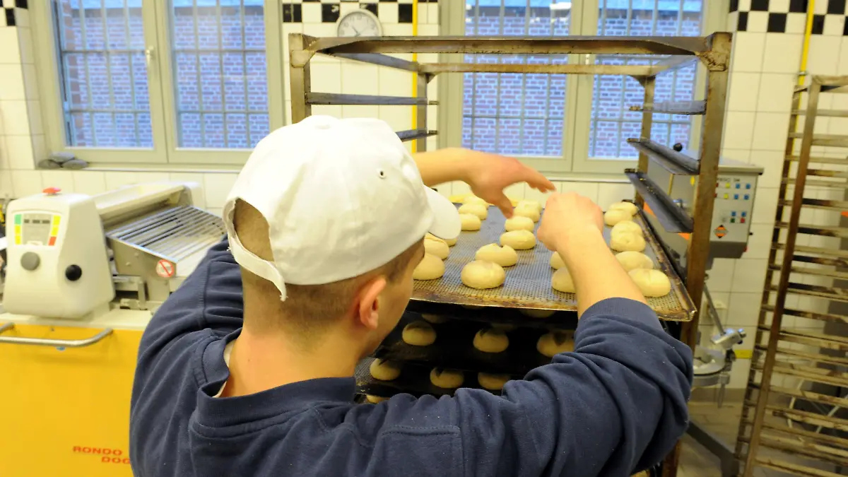 Ein Auszubildender arbeitet am 22.01.2014 in der Bäckerei der Justizvollzugsanstalt in Neumünster (Schleswig-Holstein). Der Azubi ist einer von momentan 382 Häftlingen. 307 gehen einer Beschäftigung nach, 377 könnten es maximal. Junge Häftlinge halten die Lehre hinter Gittern sogar für gründlicher als draußen. Foto: Carsten Rehder/dpa (Zu dpa "Nach Ausbildung im Gefängnis draußen richtig Gas geben" vom 25.01.2014)