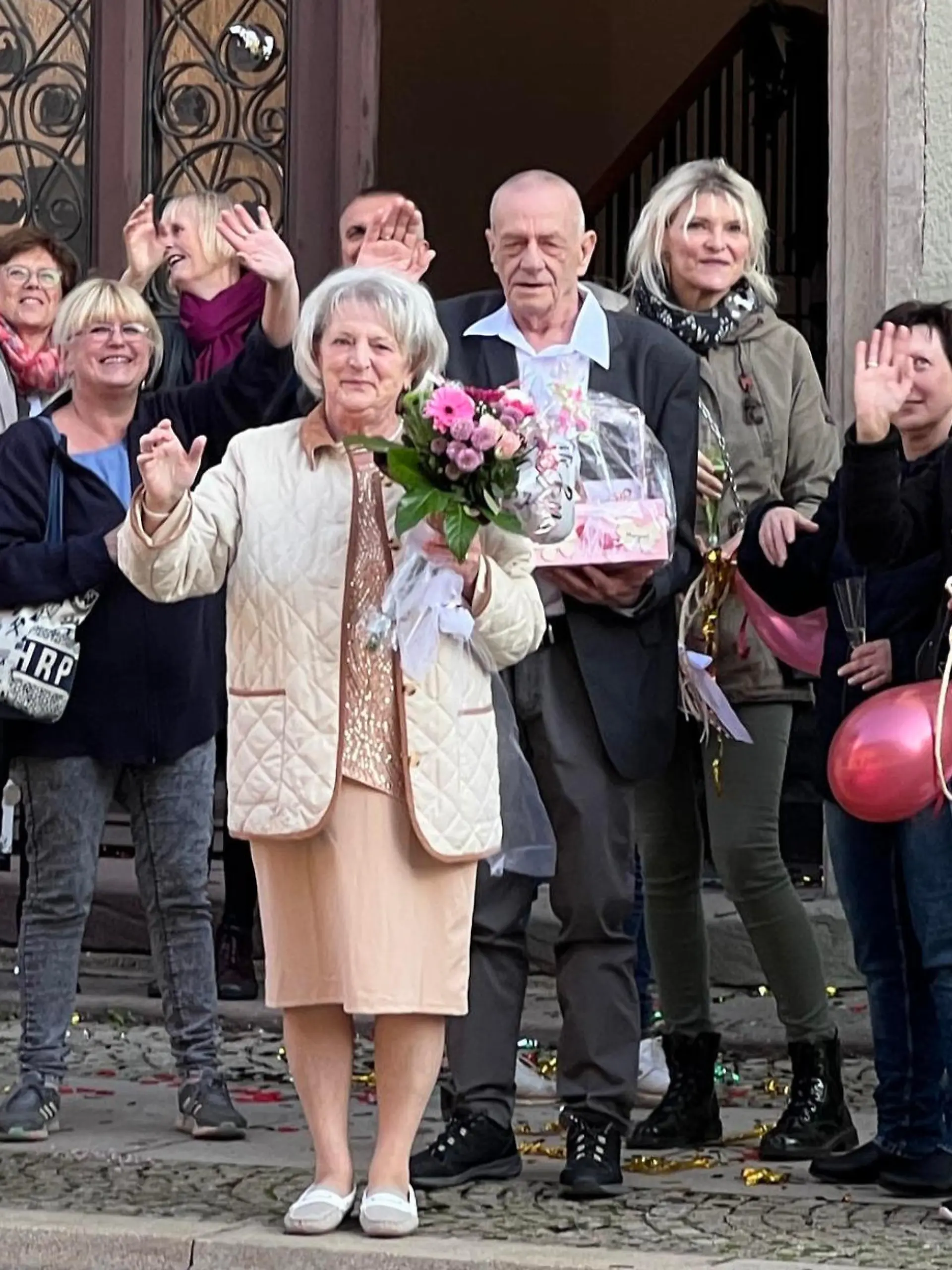 Bild zu: "Margret und Roland (72) feiern Traumhochzeit "