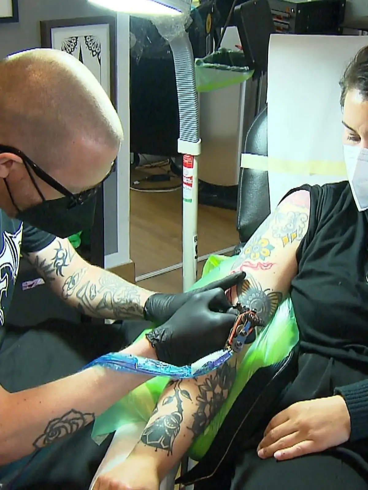 Anfang des Jahres ging ein Beben durch die Tattoo-Szene. Die EU hatte fast alle bunten Tattoo-Farben verboten. Die EU-Chemikalienverordnung REACH besagt, dass zwei wichtige Farbpigmente im Verdacht stehen, gesundheitsschädlich und krebserregend zu sein. Ein harter Schlag für die - von der Corona-Krise sowieso schon gebeutelten - Branche. Doch jetzt gibt es einen farbigen Lichtblick am Horizont: neue Tattoo-Farben, die auch in der EU erlaubt sind. Wie die Tätowierer und die Kunden zur neuen Farbpalette stehen, verraten wir im Video.