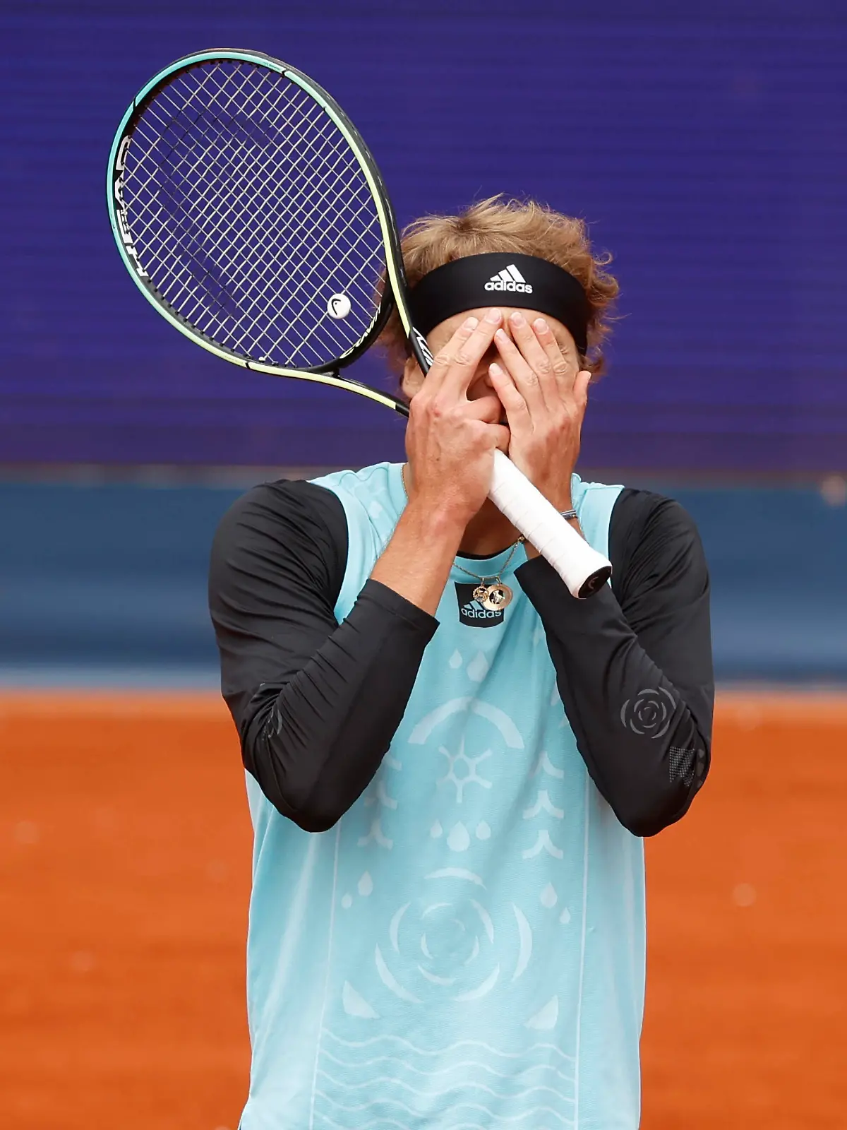  Alexander Zverev GER reagiert veraergert, Aerger, enttaeuscht, Enttaeuschung, Emotion Tennis - BMW Open 2022 - ATP, Tennis Herren - MTTC Iphitos - Munich - - Germany - 27 April 2022. *** Alexander Zverev GER reacts angry, annoyed, disappointed, emotion Tennis BMW Open 2022 ATP MTTC Iphitos Munich Germany 27 April 2022 Copyright: xJuergenxHasenkopfx