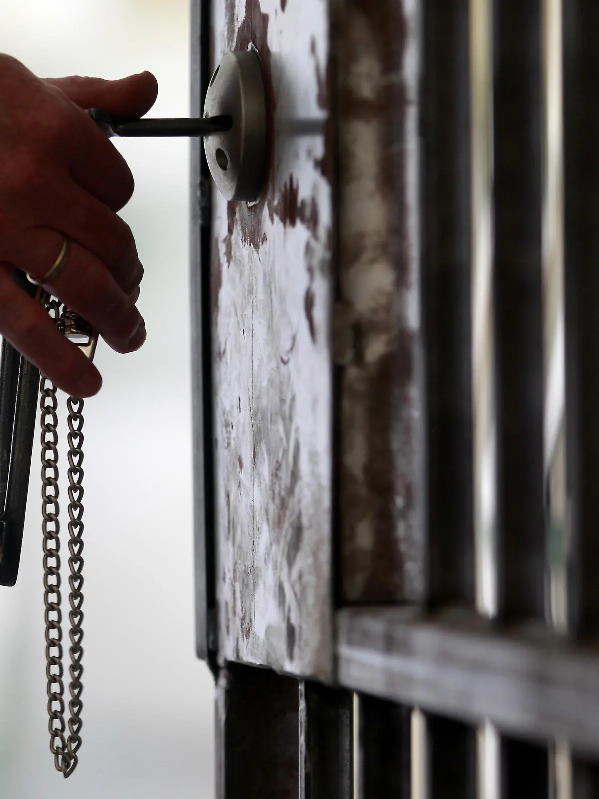Eine Zwischentür im Zellentrakt des neuen Therapiezentrums in Oberhausen wird abgeschlossen, aufgenommen am Dienstag (26.07.2011). Als erstes Bundesland hat Nordrhein-Westfalen eine Einrichtung für aus der Sicherungsverwahrung entlassene und weiter gefährliche Ex-Häftlinge geschaffen. Die ehemalige Justizvollzugsanstalt ist für rund 20 psychisch kranke Straftäter umgebaut worden. Foto: Roland Weihrauch dpa/lnw