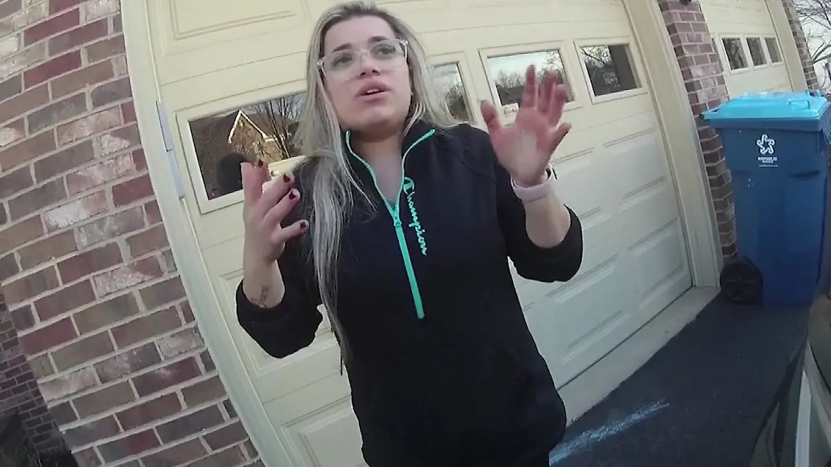 Das Au-pair kurz nach Verbrechen im Februar 2023. Die Aufnahmen stammen von einer Bodycam eines Polizisten.
