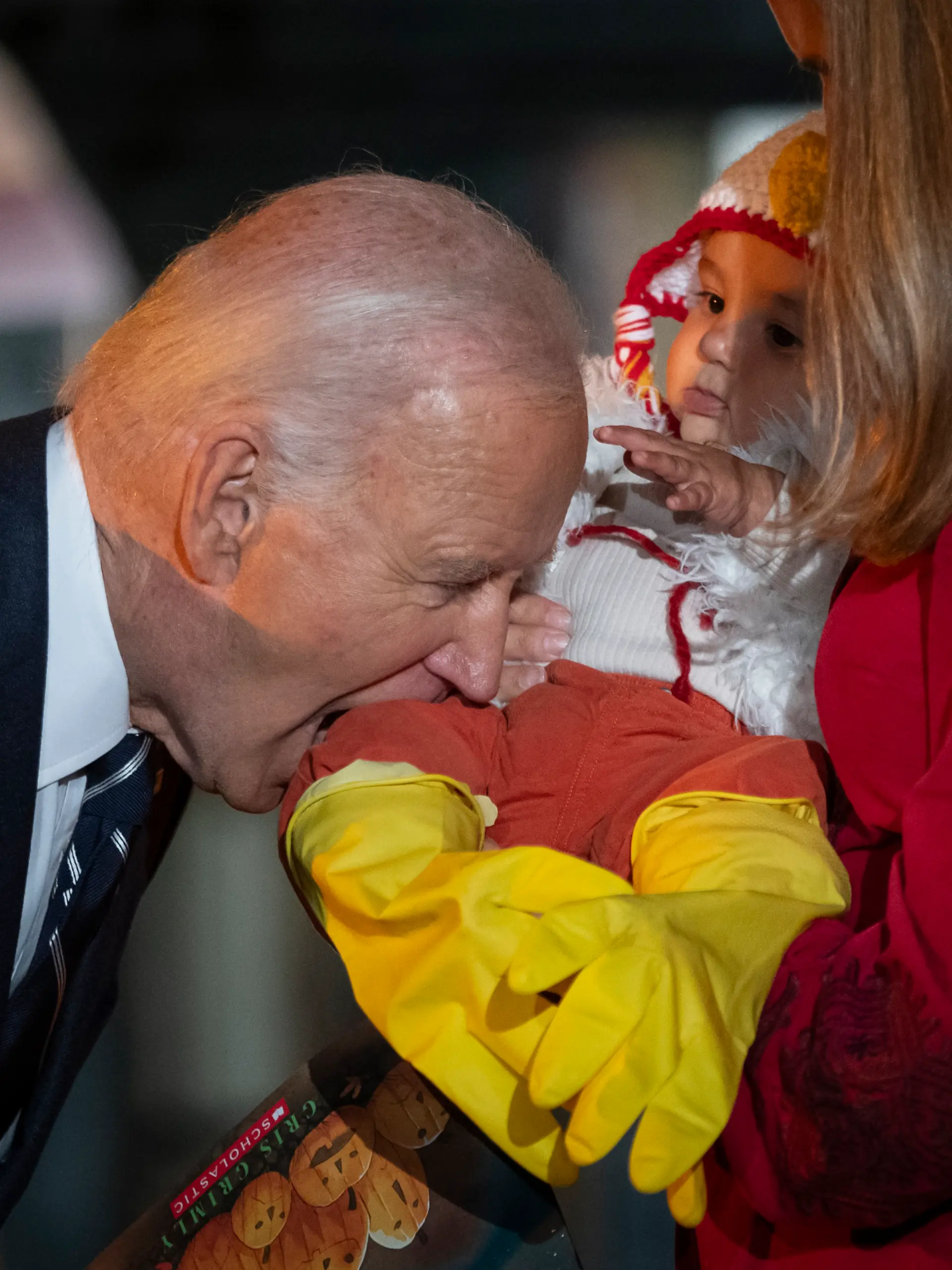 Bild zu: "Hat der ‘nen Vogel? Biden knabbert Hühnchen-Baby an"