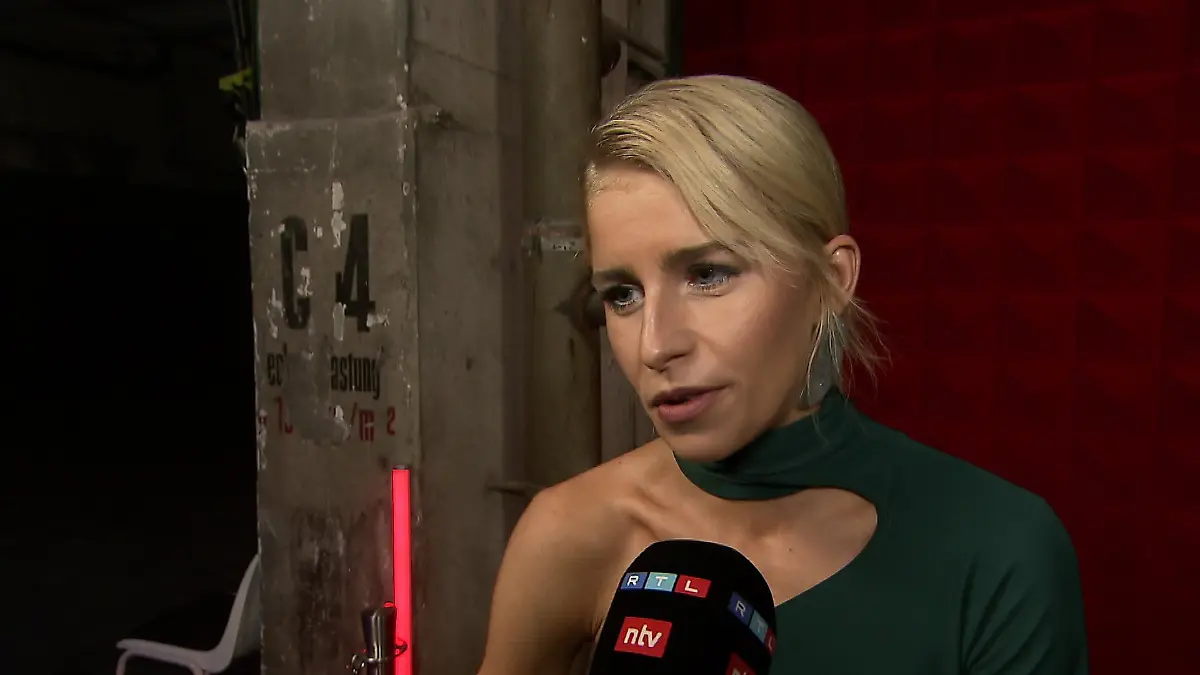 Caro Daur im RTL-Interview bei der „H&M & Berlin Clubnight”
